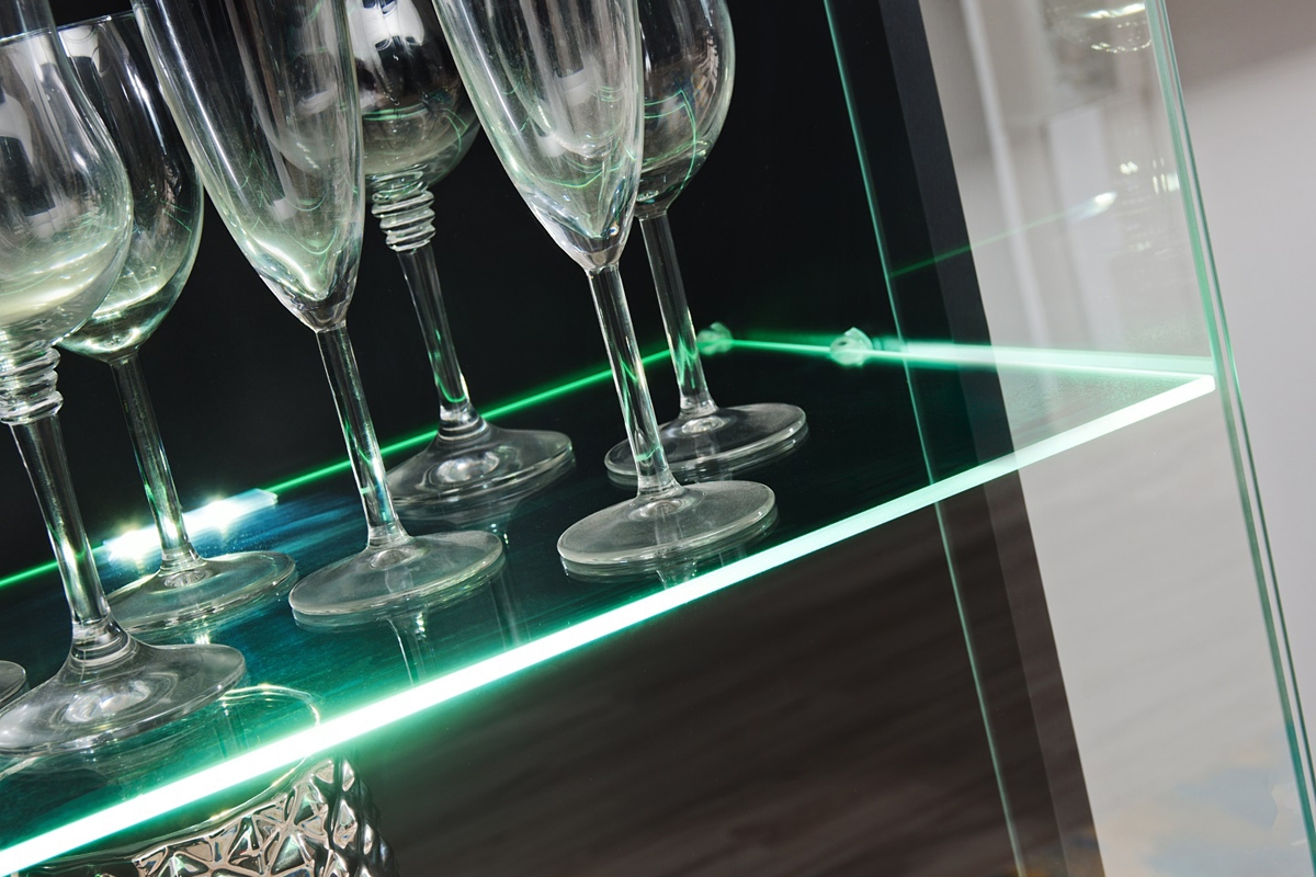 Obývací stěna Wilson - dub artisan / černý mat Skříňka se sklem