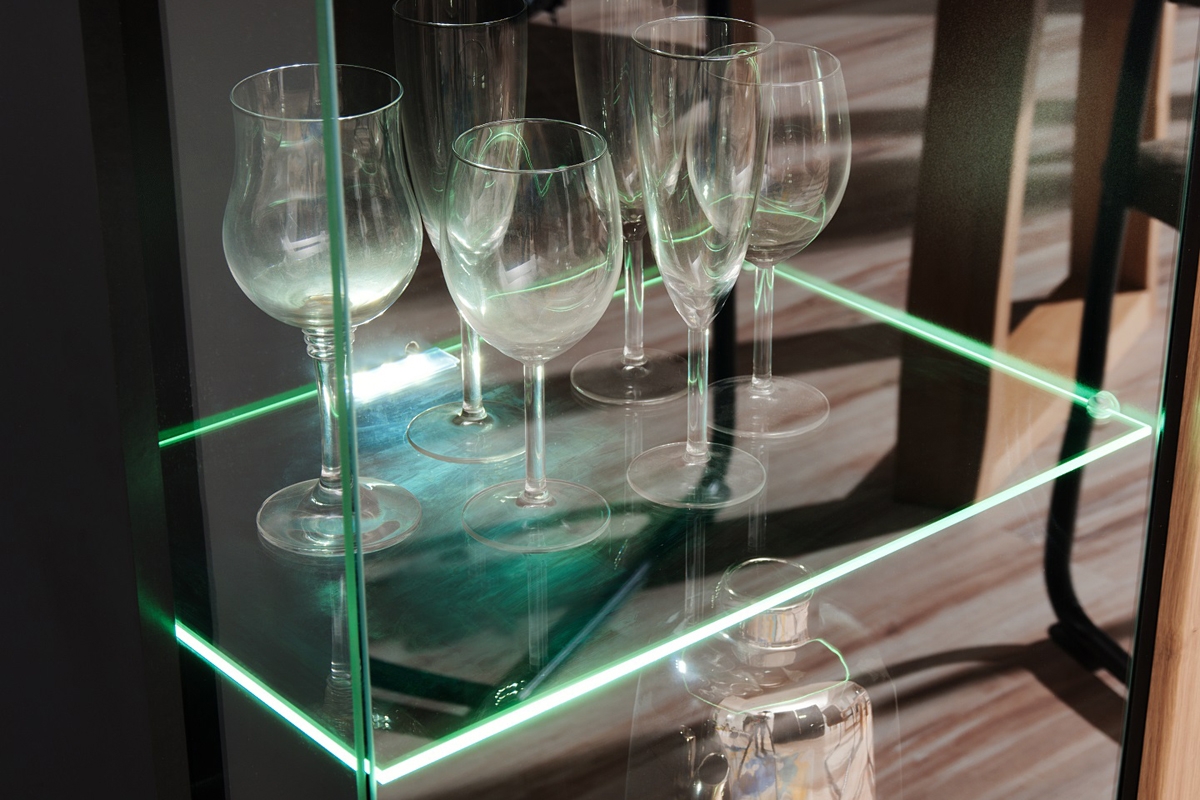 Obývací stěna Wilson - dub artisan / černý mat prosklené Police 