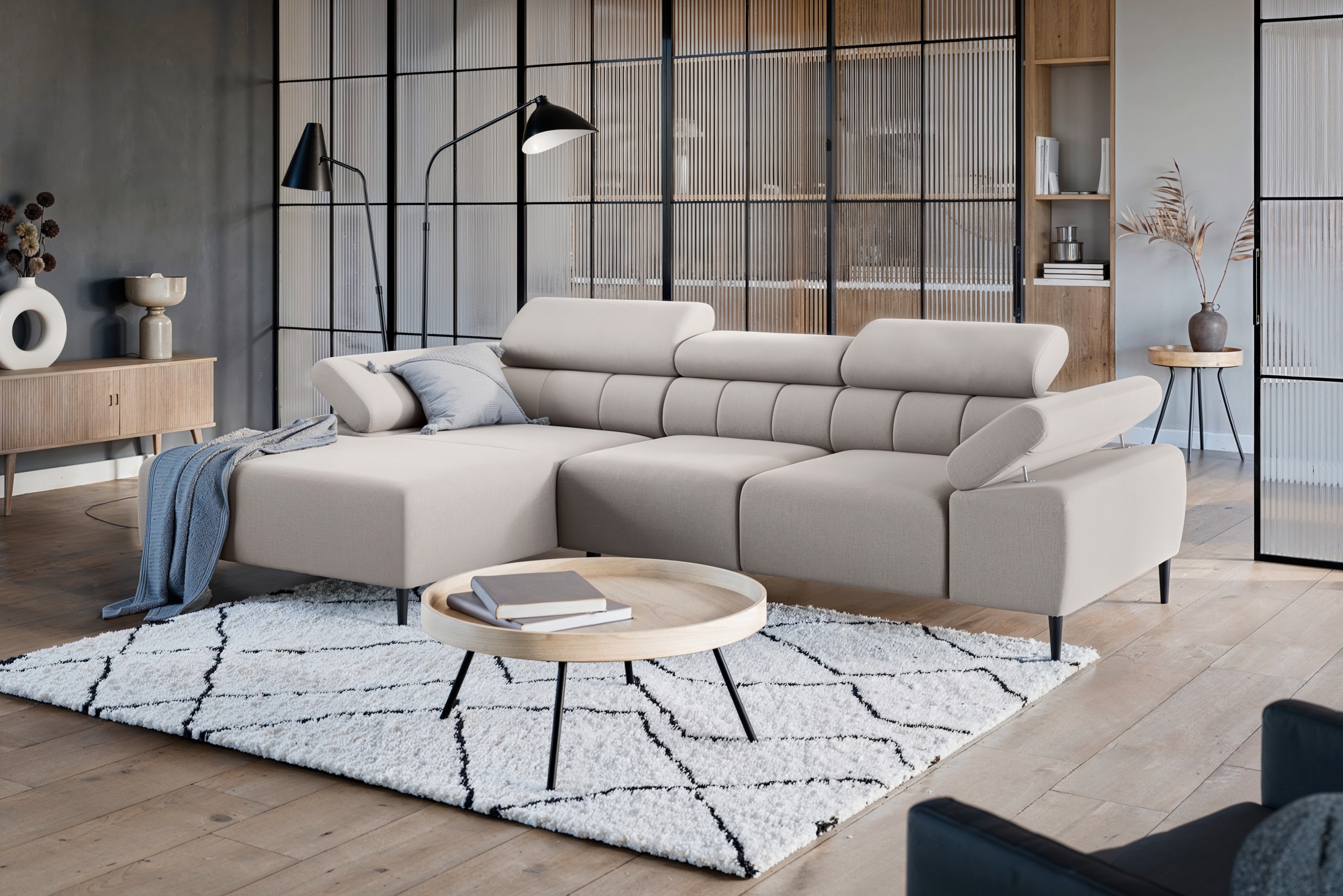 Rohová sedačka Taloria Mini s el. výsuvným sedadlom ľavá - béžová ľahkočistiaca látka Maya 01 / čierne nožičky  Rohová sedacia súprava Ľavá strana Taloria Mini - Maya 01, nožičky čierny