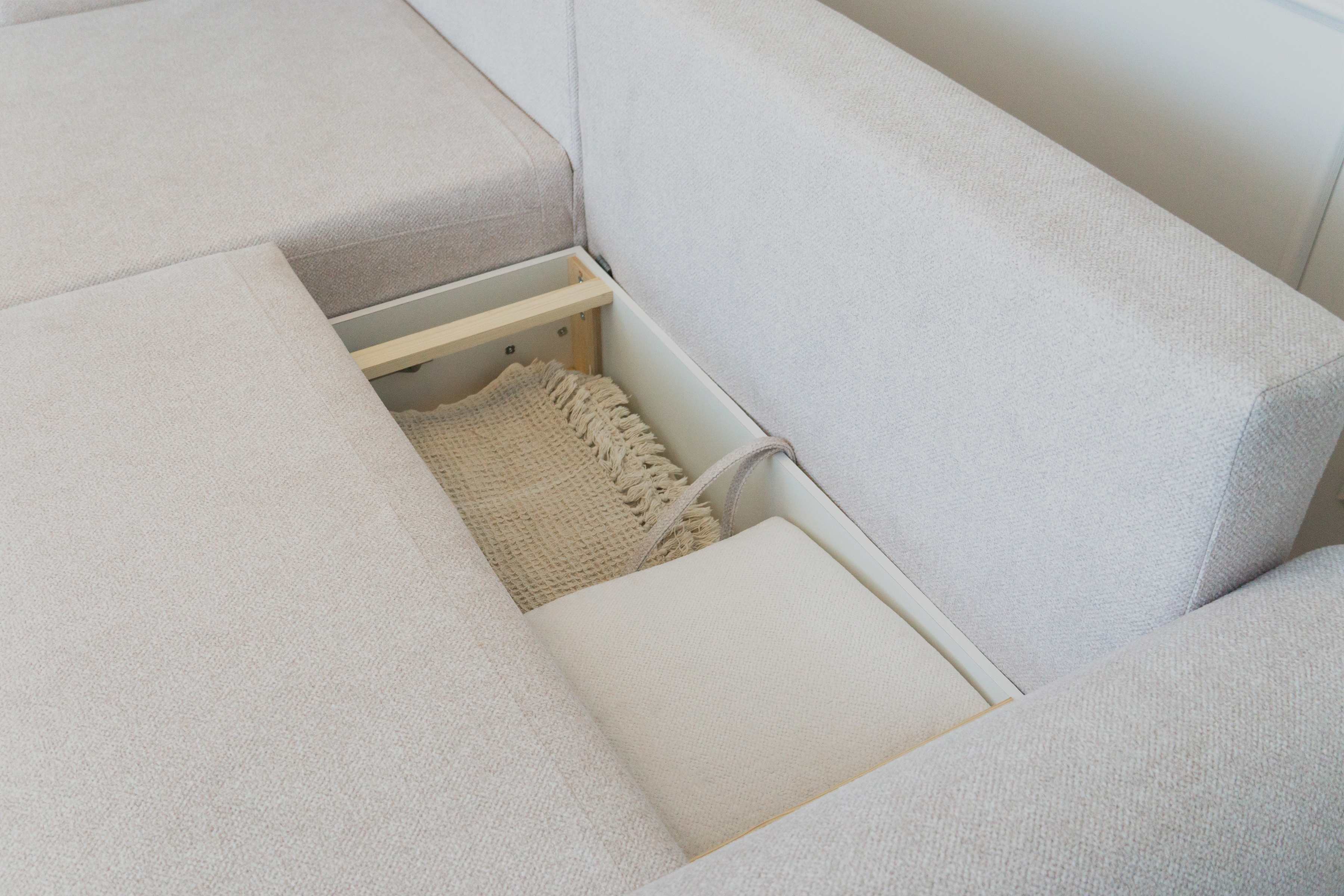 Rozkládací rohová sedací souprava Lotulis Mini pravá - krémová Blur 01 Rohová sedací souprava Lotulis Mini rozkládací pravá - kremowa Pletenina hydrofobowa Blur 01