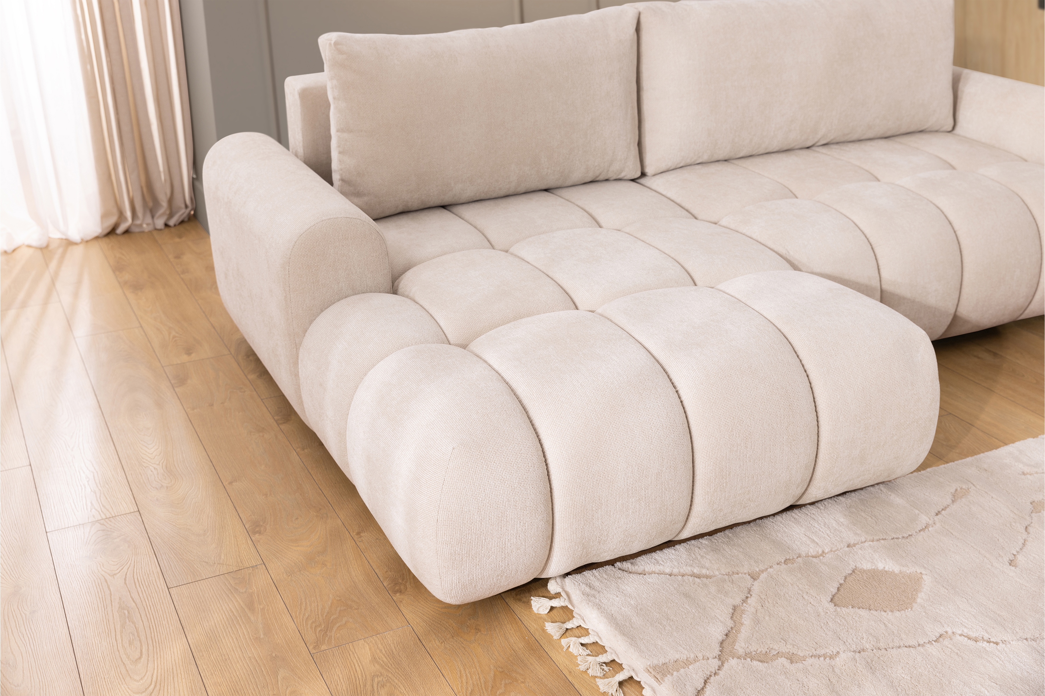 Rozkládací rohová sedací souprava Lutario Mini levá - béžová Venice 2026 Rohová sedací souprava Lutario Mini rozkládací levá - béžová plecionka hydrofobowa Venice 2026