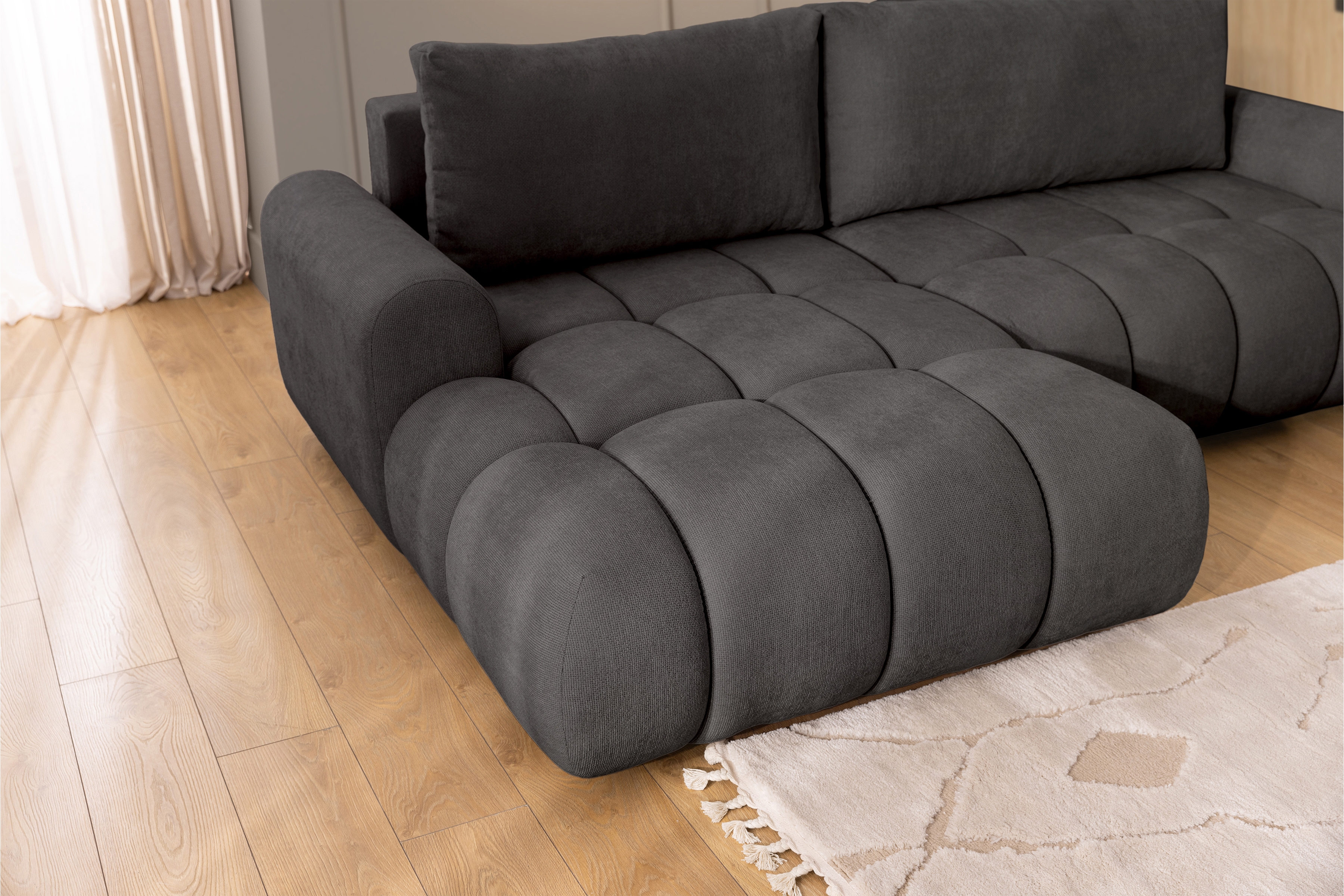 Rozkládací rohová sedací souprava Lutario Mini levá - tmavě šedá Venice 2021 Rohová sedací souprava Lutario Mini rozkládací levá - ciemnoszara plecionka hydrofobowa Venice 2021