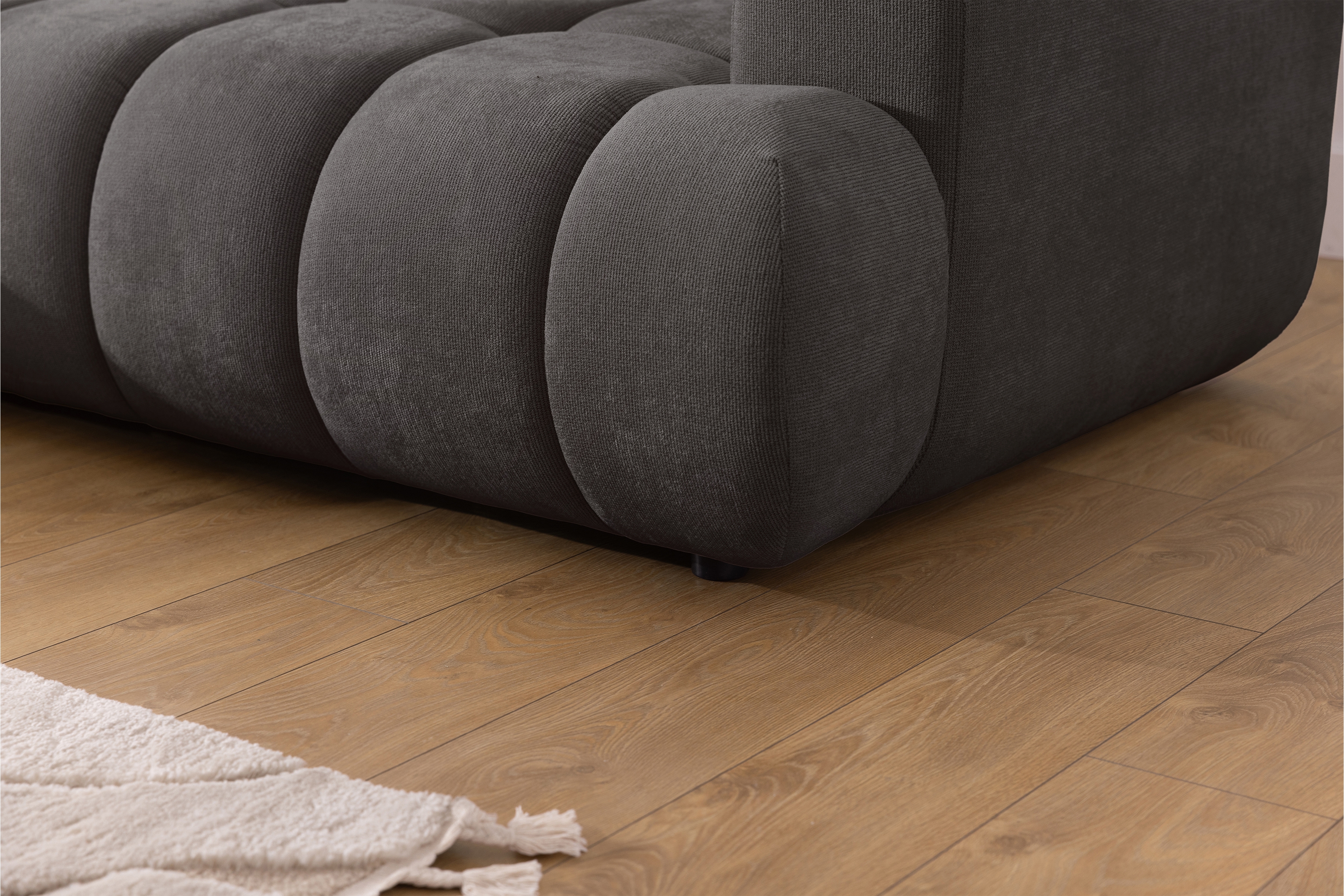 Rozkládací rohová sedací souprava Lutario Mini levá - tmavě šedá Venice 2021 Rohová sedací souprava Lutario Mini rozkládací levá - ciemnoszara plecionka hydrofobowa Venice 2021