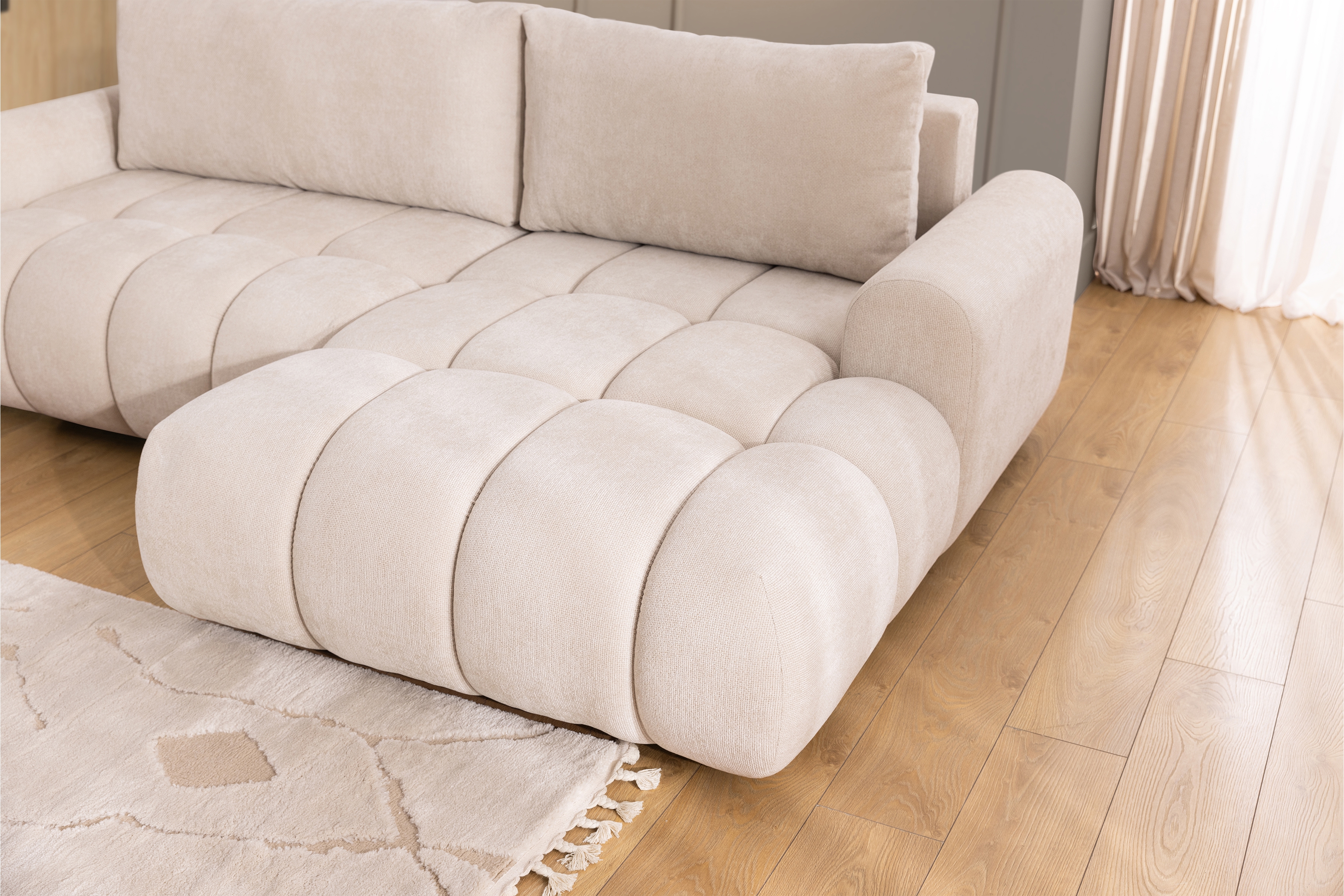 Rozkládací rohová sedací souprava Lutario Mini pravá - béžová Venice 2026 Rohová sedací souprava Lutario Mini rozkládací pravá - béžová plecionka hydrofobowa Venice 2026