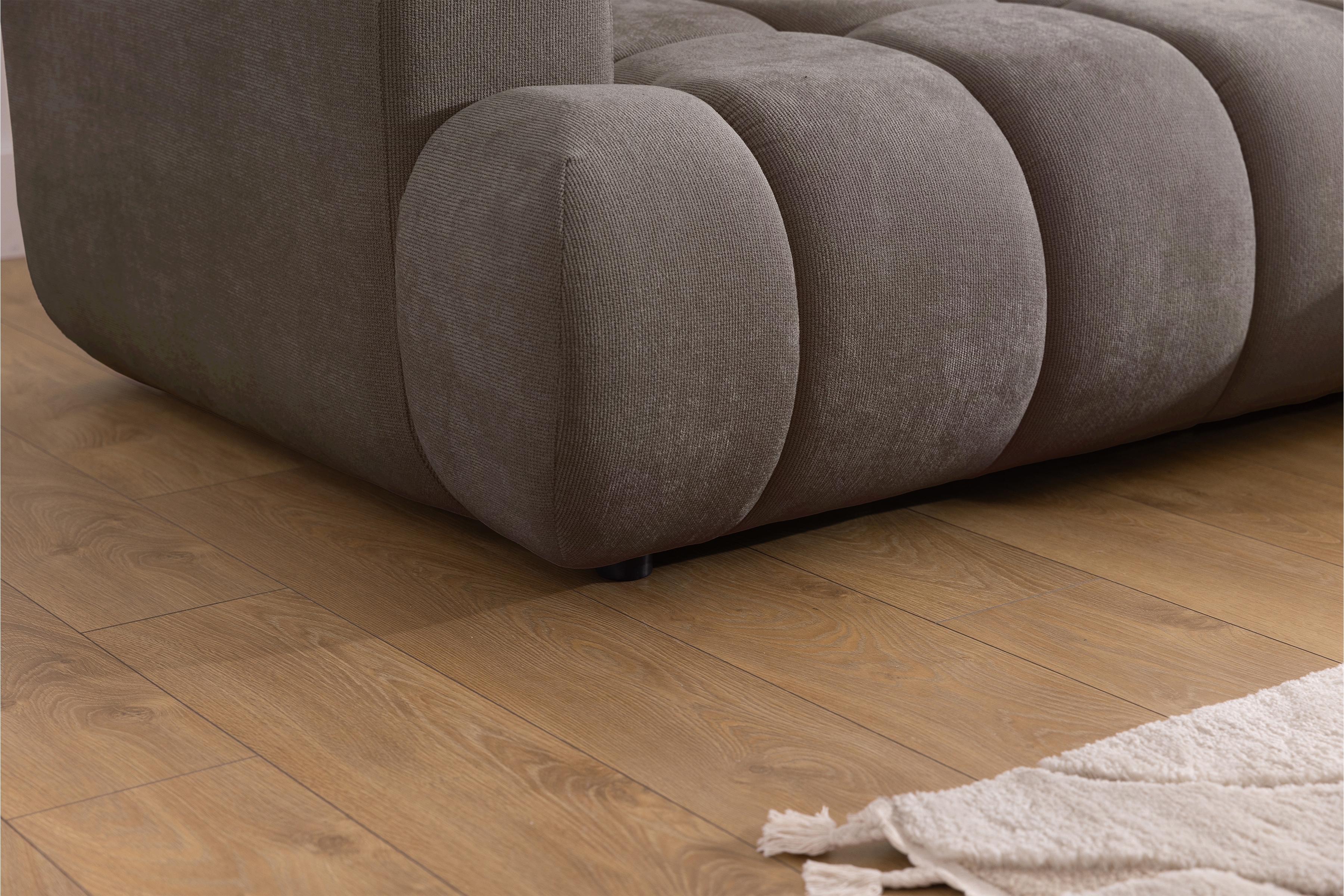 Rozkládací rohová sedací souprava Lutario Mini pravá - šedohnědá Venice 2022 Rohová sedací souprava Lutario Mini rozkládací pravá - hnědá plecionka hydrofobowa Venice 2022