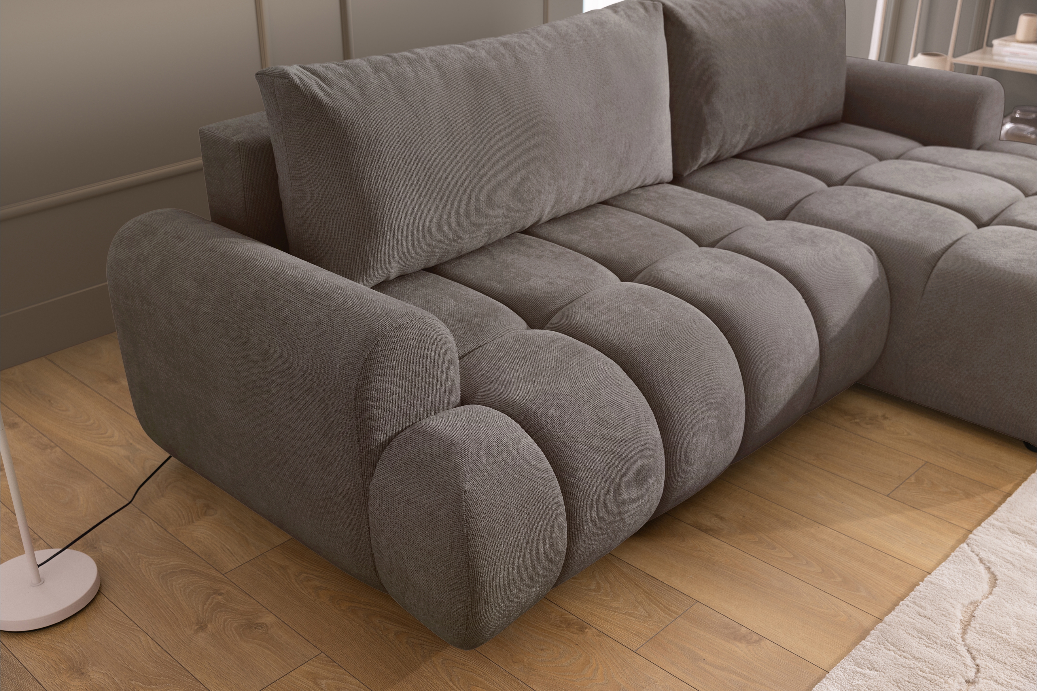 Rozkládací rohová sedací souprava Lutario Mini pravá - šedohnědá Venice 2022 Rohová sedací souprava Lutario Mini rozkládací pravá - hnědá plecionka hydrofobowa Venice 2022