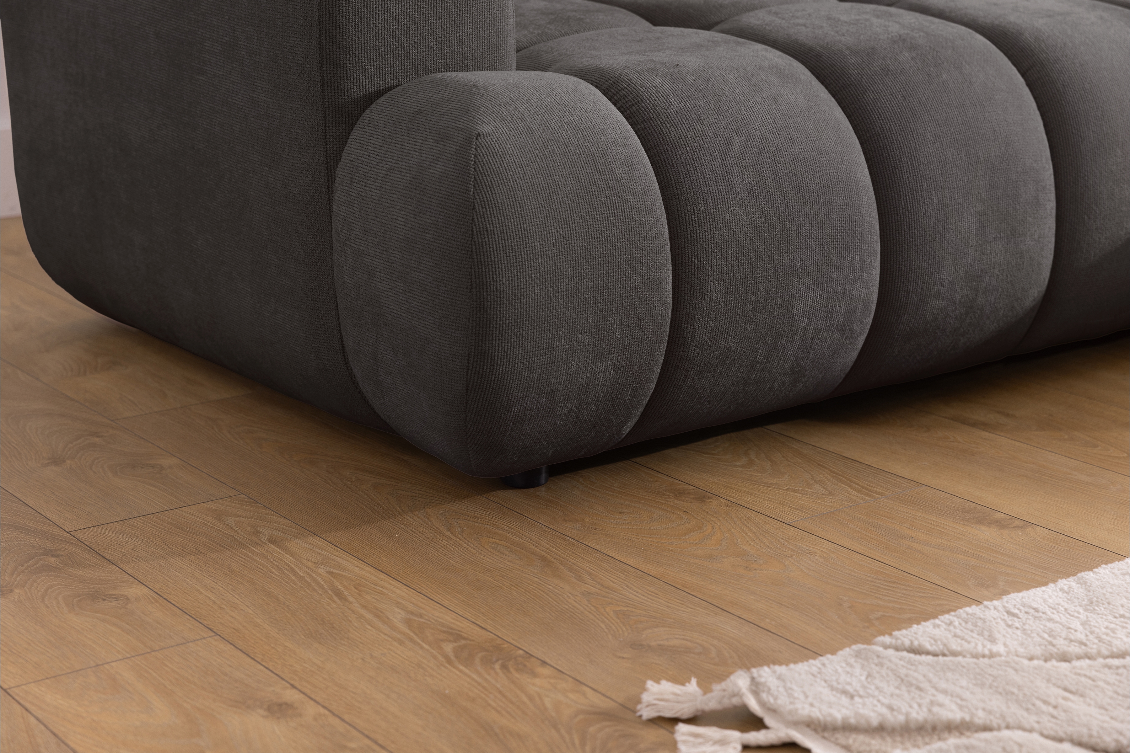 Rozkládací rohová sedací souprava Lutario Mini pravá - tmavě šedá Venice 2021 Rohová sedací souprava Lutario Mini rozkládací pravá - ciemnoszara plecionka hydrofobowa Venice 2021