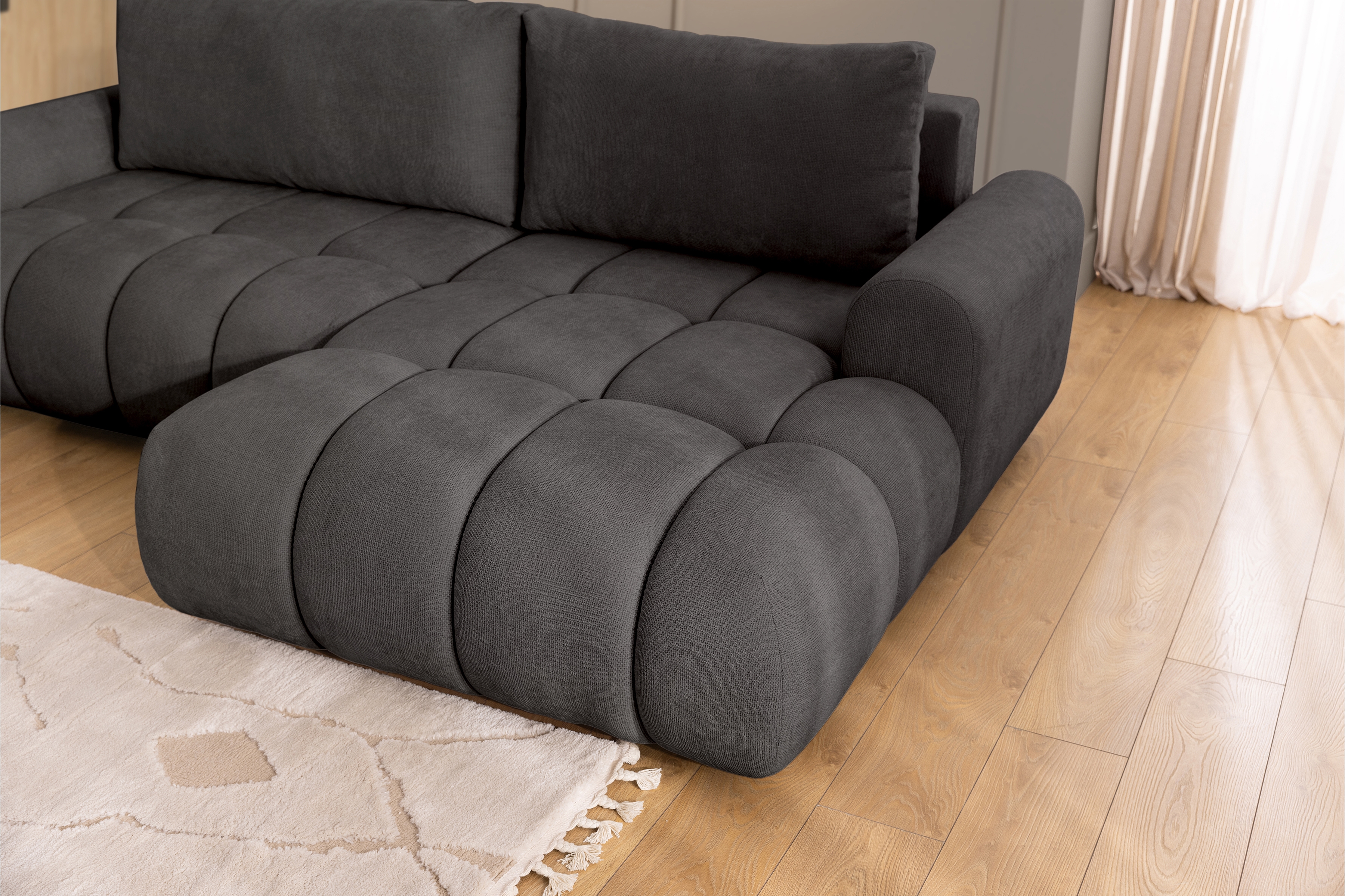 Rozkládací rohová sedací souprava Lutario Mini pravá - tmavě šedá Venice 2021 Rohová sedací souprava Lutario Mini rozkládací pravá - ciemnoszara plecionka hydrofobowa Venice 2021