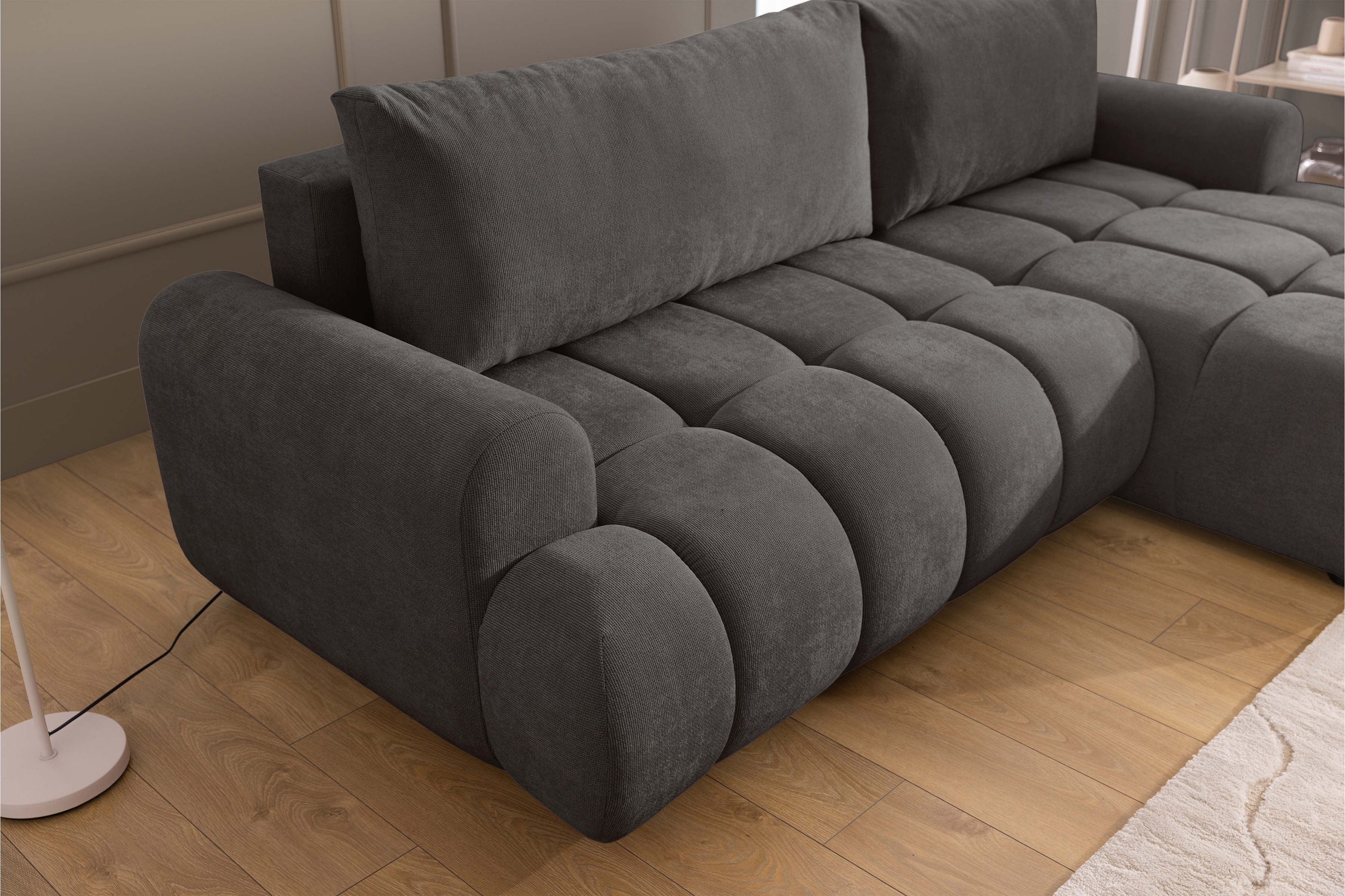 Rozkládací rohová sedací souprava Lutario Mini pravá - tmavě šedá Venice 2021 Rohová sedací souprava Lutario Mini rozkládací pravá - ciemnoszara plecionka hydrofobowa Venice 2021