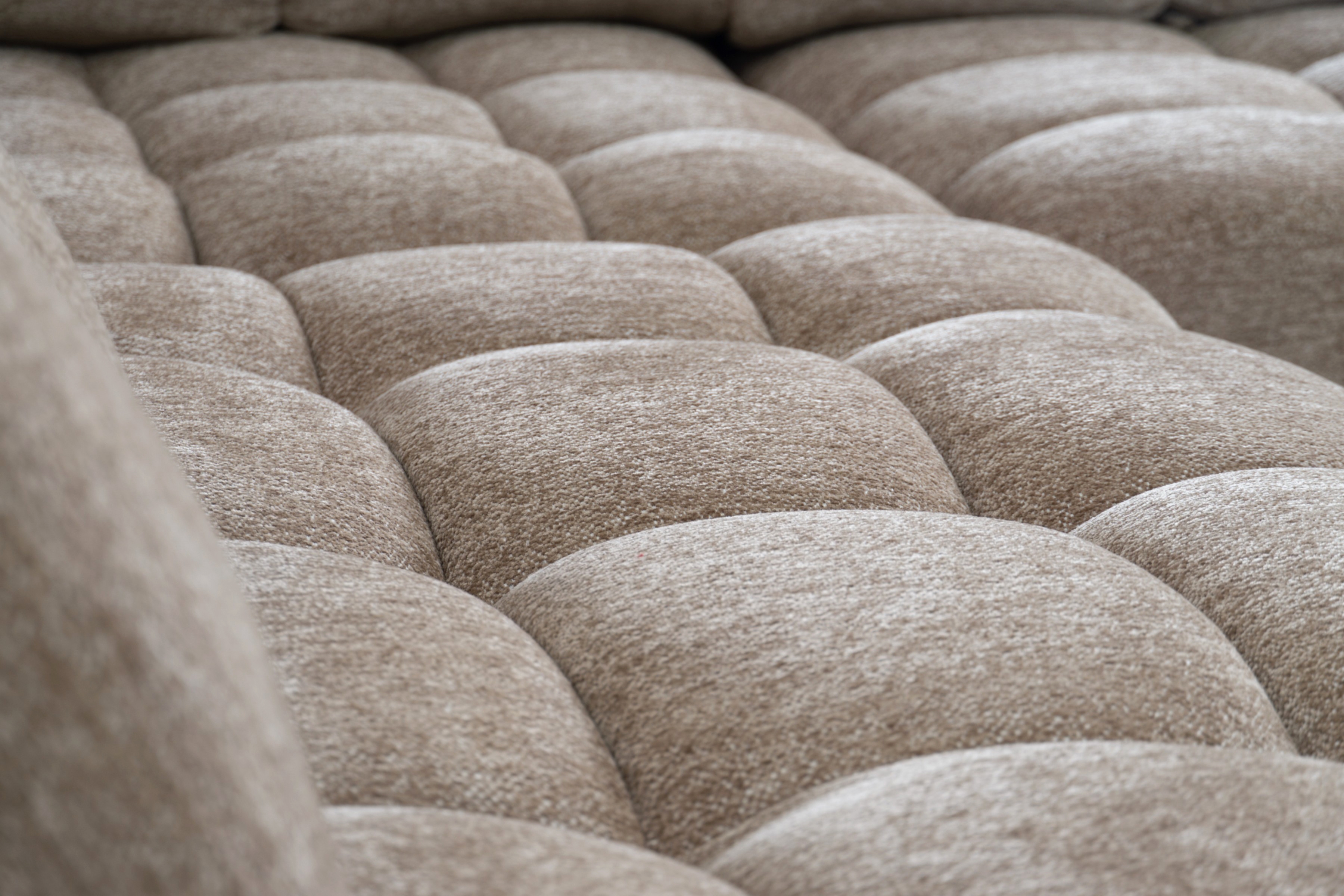 Rohová sedací souprava Magnelio Prestige L s elektrickým výsuvem pravá – béžová boucle Raven 34 Rohová sedací souprava Magnelio Prestige L z elektricky wysuwanym sedadlem pravá - béžová boucle Raven 34