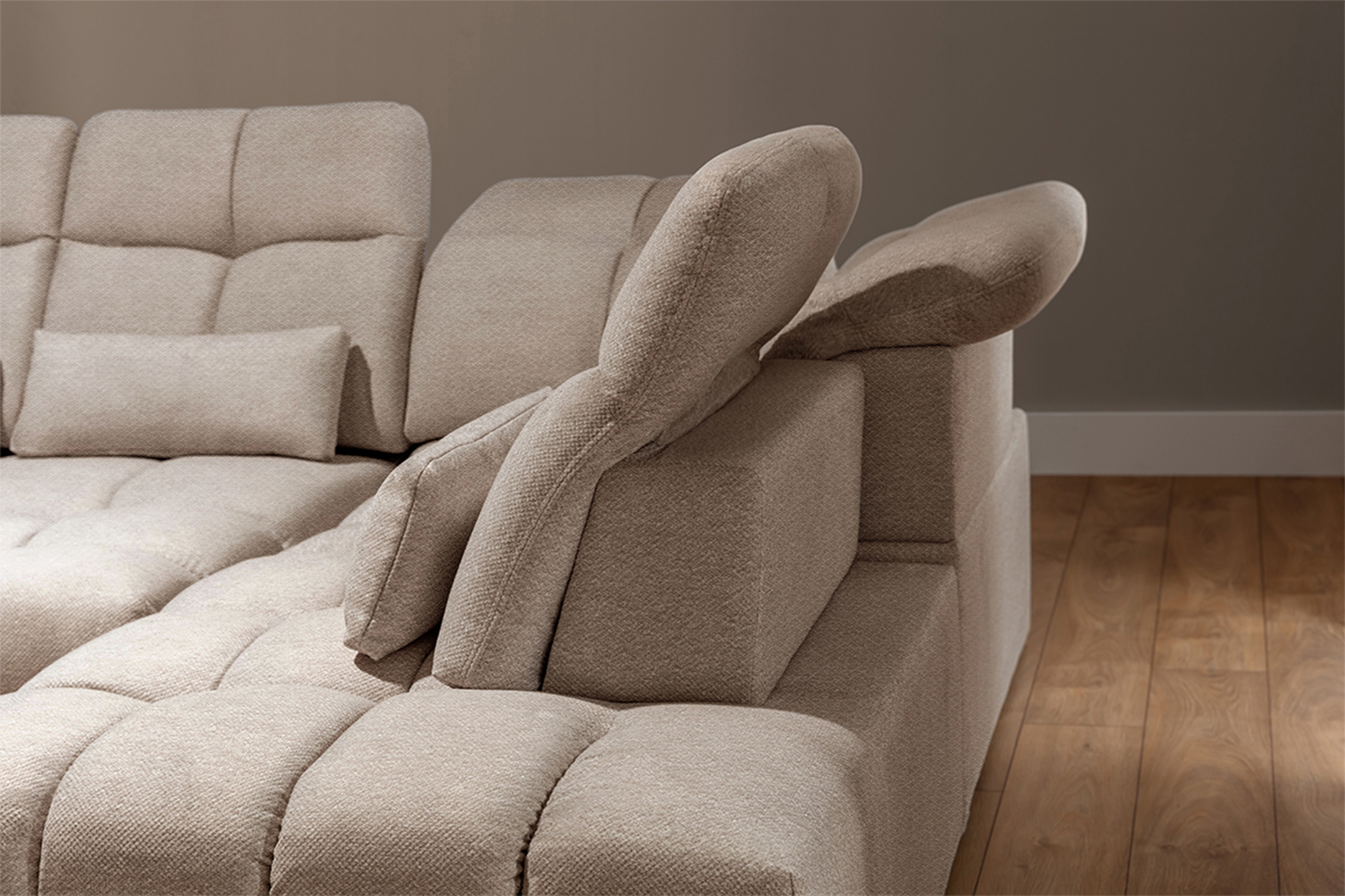 Rohová sedací souprava Magnelio Prestige L s elektrickým výsuvem pravá – béžová boucle Raven 34 Rohová sedací souprava Magnelio Prestige L z elektricky wysuwanym sedadlem pravá - béžová boucle Raven 34