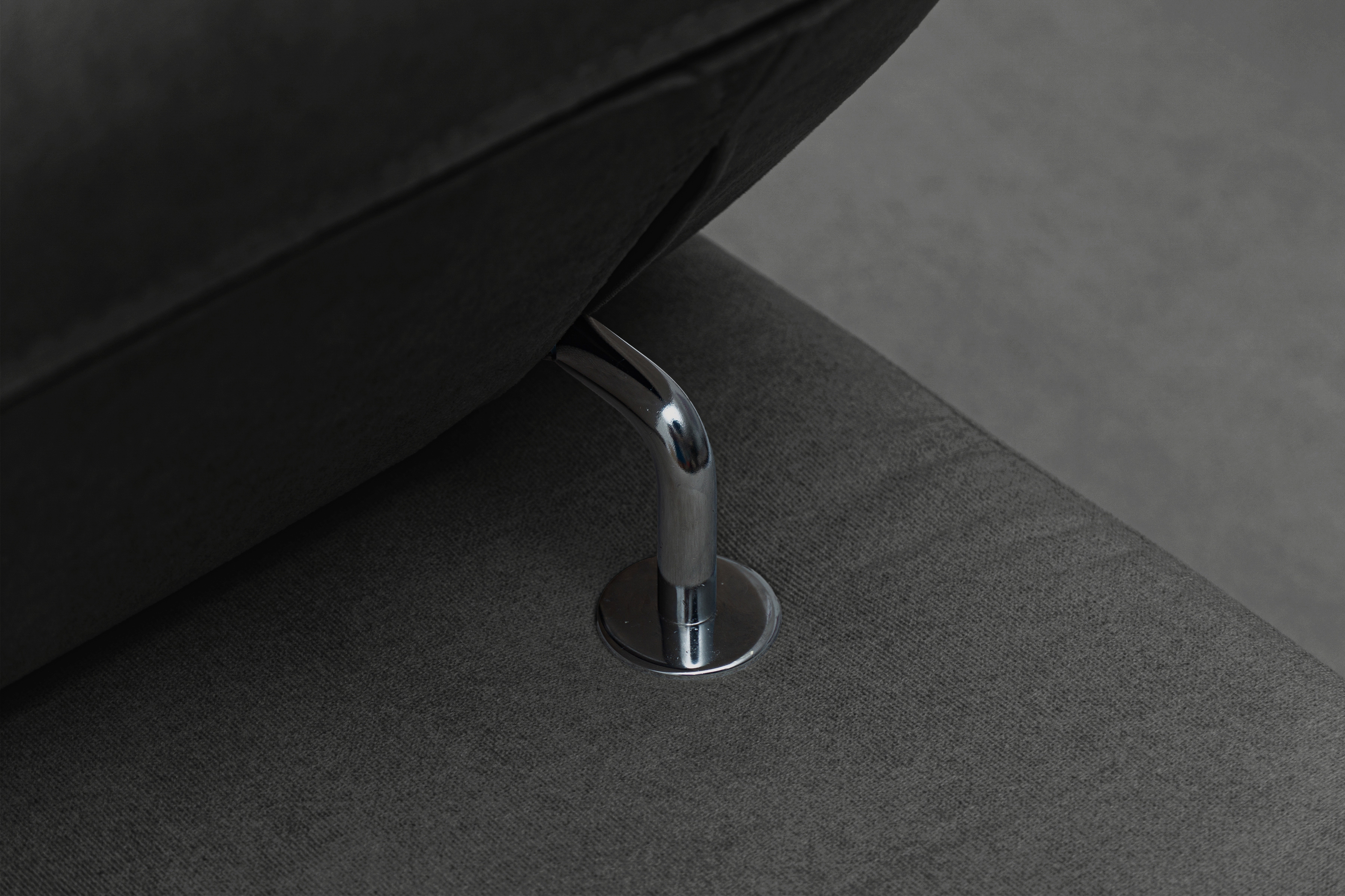 Rohová pohovka Monrose L levá s funkcí spánku - tmavě šedý welvet Zetta 305 Rohová sedací souprava Monrose L rozkládací levá - tmavě šedá welwet latwoczyszczacy Zetta 305 