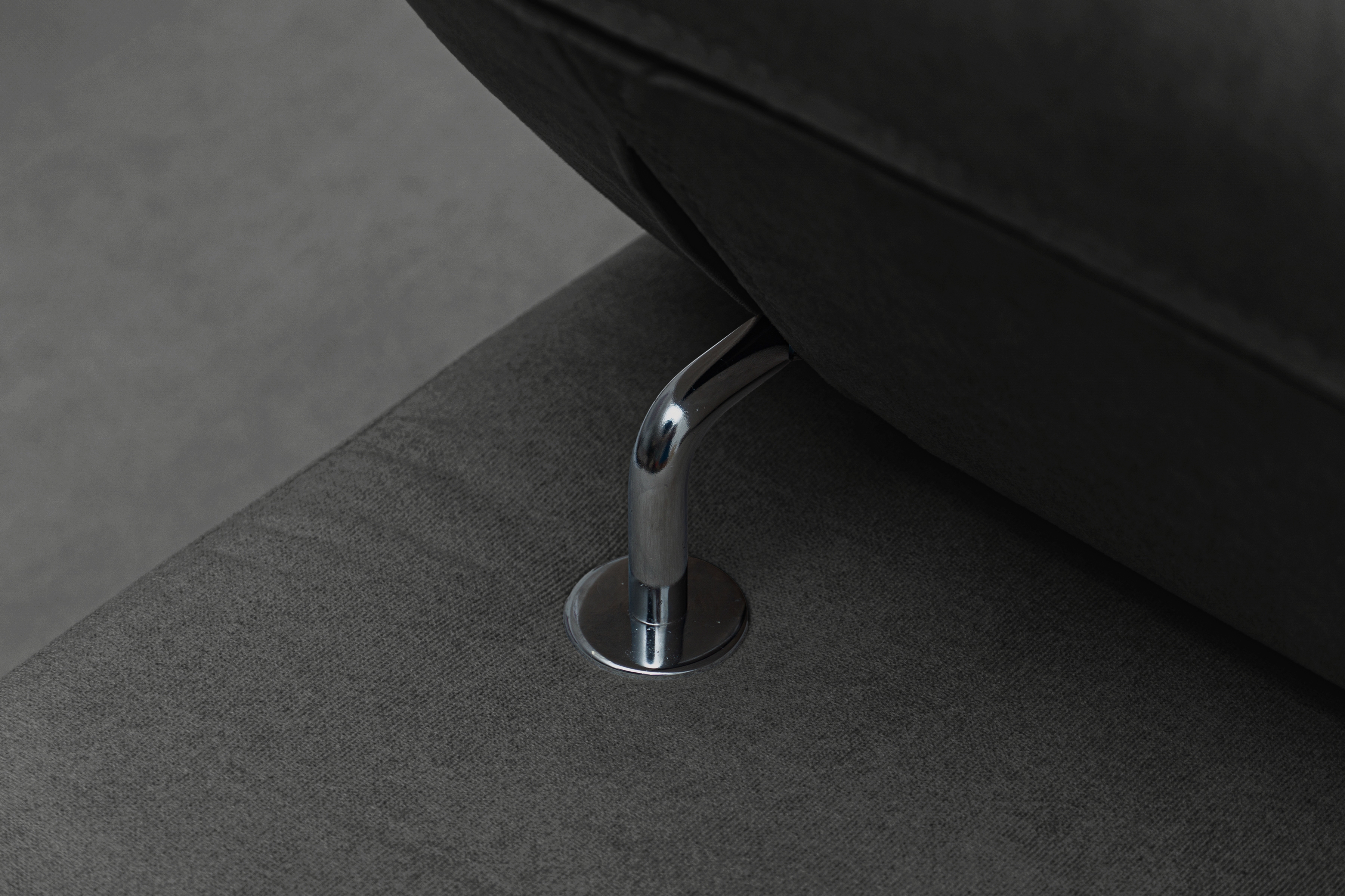 Rohová pohovka Monrose L pravá s funkcí spánku - tmavě šedý welvet Zetta 305 Rohová sedací souprava Monrose L rozkládací pravá - tmavě šedá welwet latwoczyszczacy Zetta 305