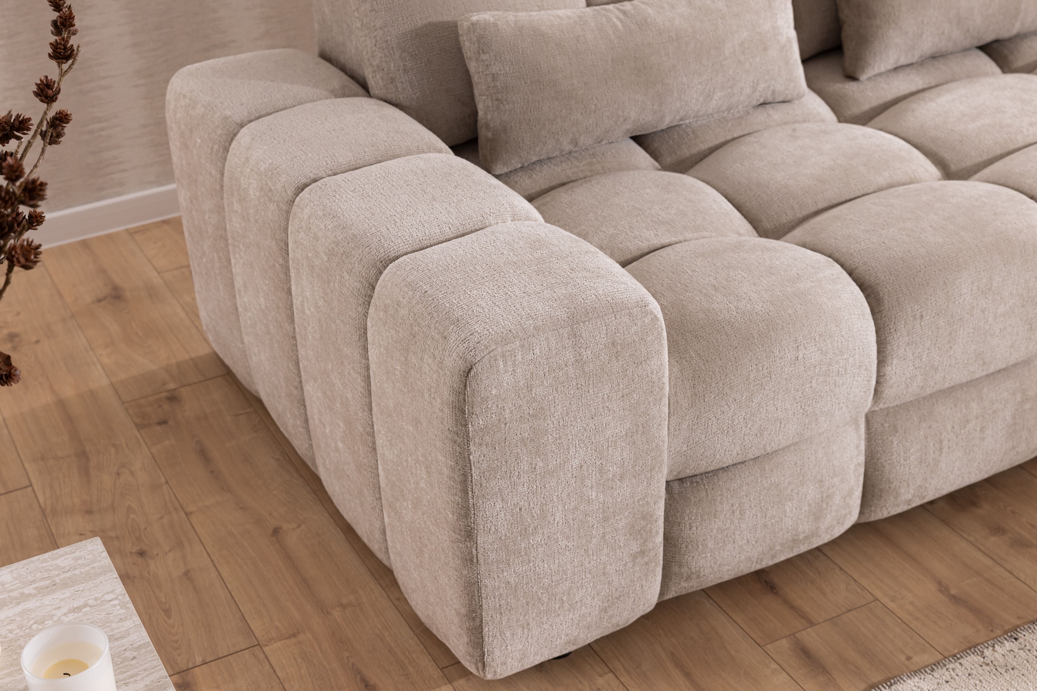 Rohová pohovka Magnelio Prestige L pravá s elektrickým výsuvem sedáku - béžový szenil Perfect Harmony 07 Rohová sedací souprava pravá Magnelio Prestige L z elektricky wysuwanym sedadlem - béžová šenil Perfect harmony 07