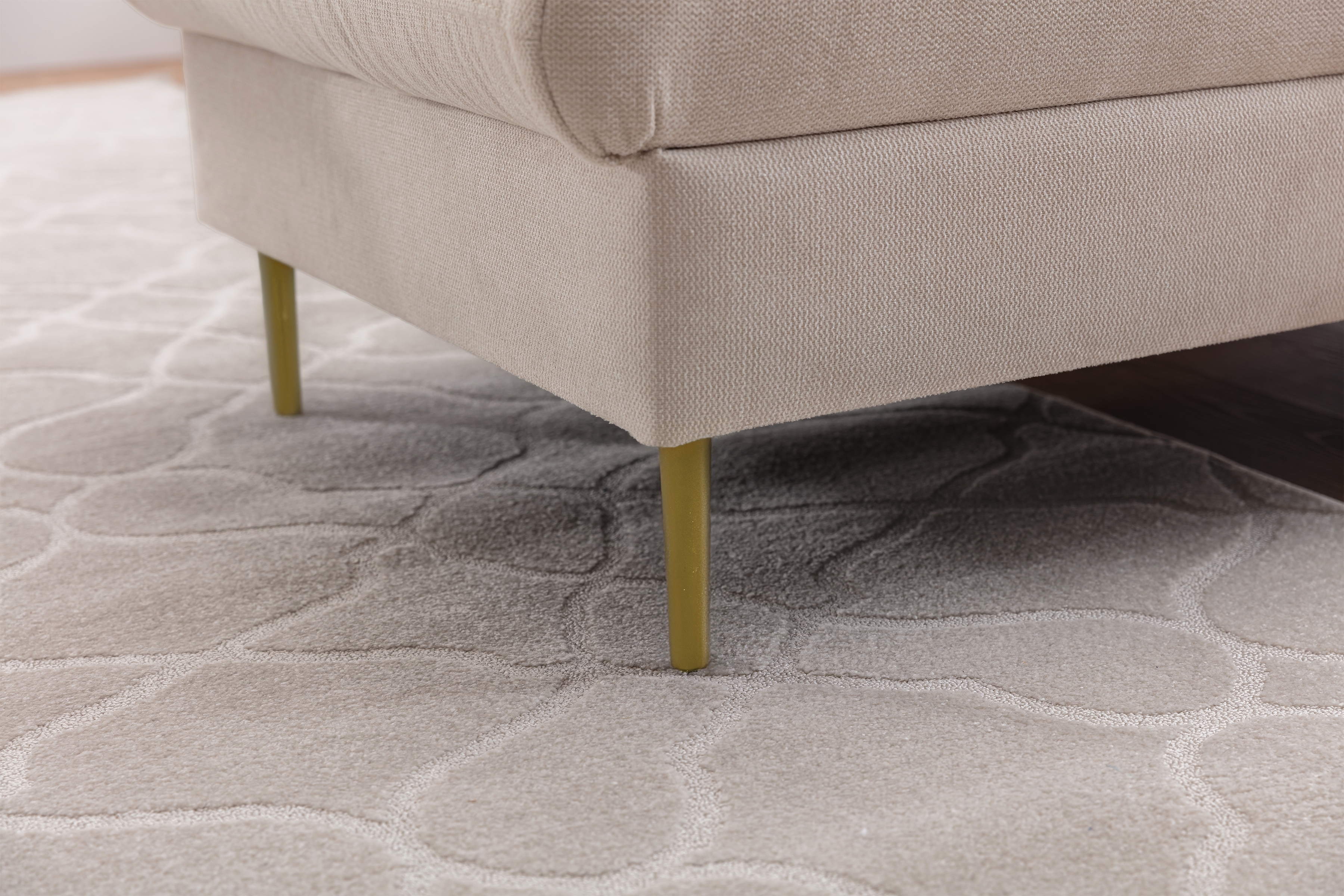 Rozkládací rohová sedací souprava Taila Mini pravá - béžová Loft 01 / zlaté nožky Rohová sedací souprava rozkládací Taila Mini pravá - béžová plecionka Loft 01, zlaté Nohy