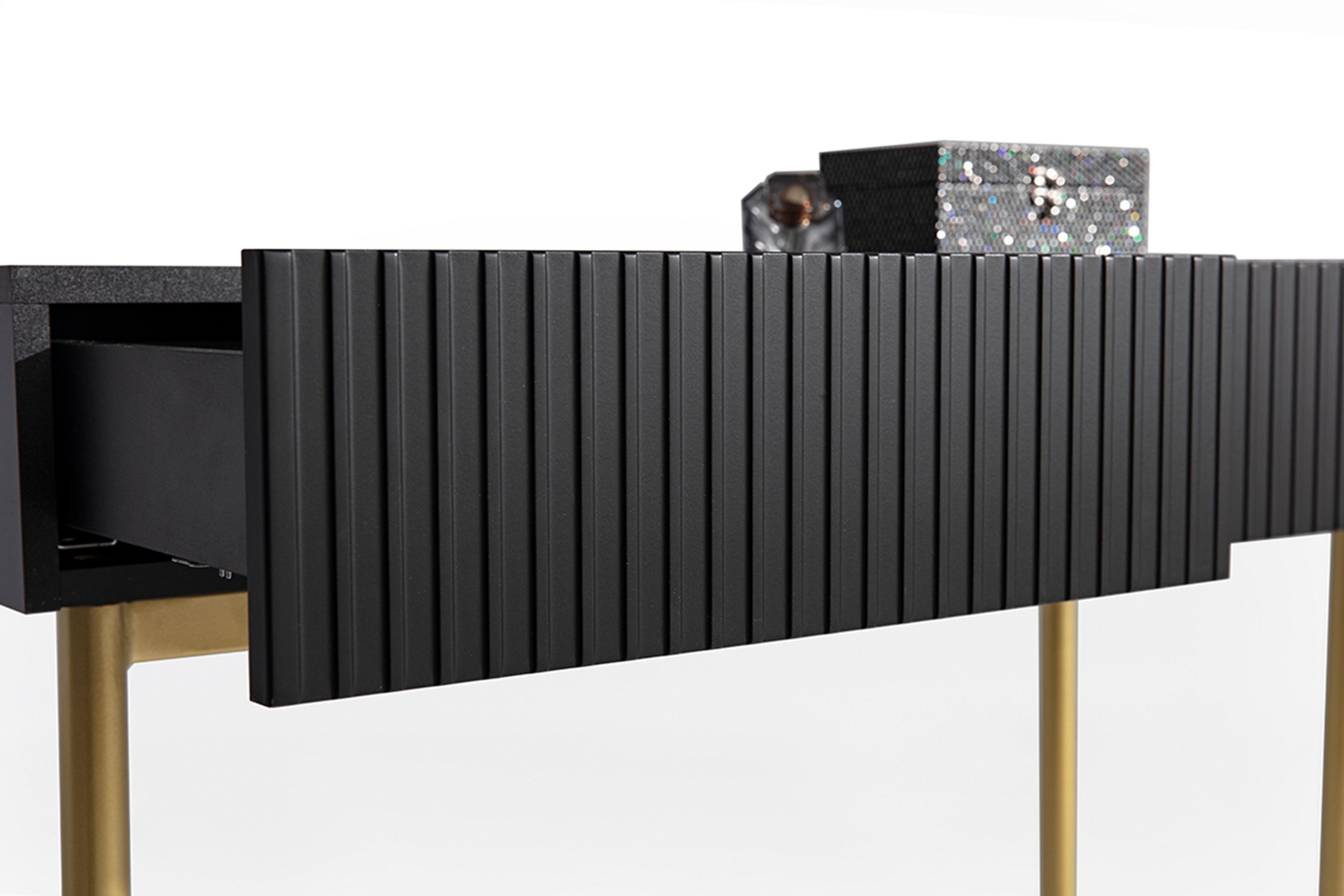 Moderný písací stôl Nicole - čierny mat / zlaté nožičky moderné Písací stôl Nicole 100 cm so zásuvkami i metalowymi nogami- Čierny mat / zlote nozki