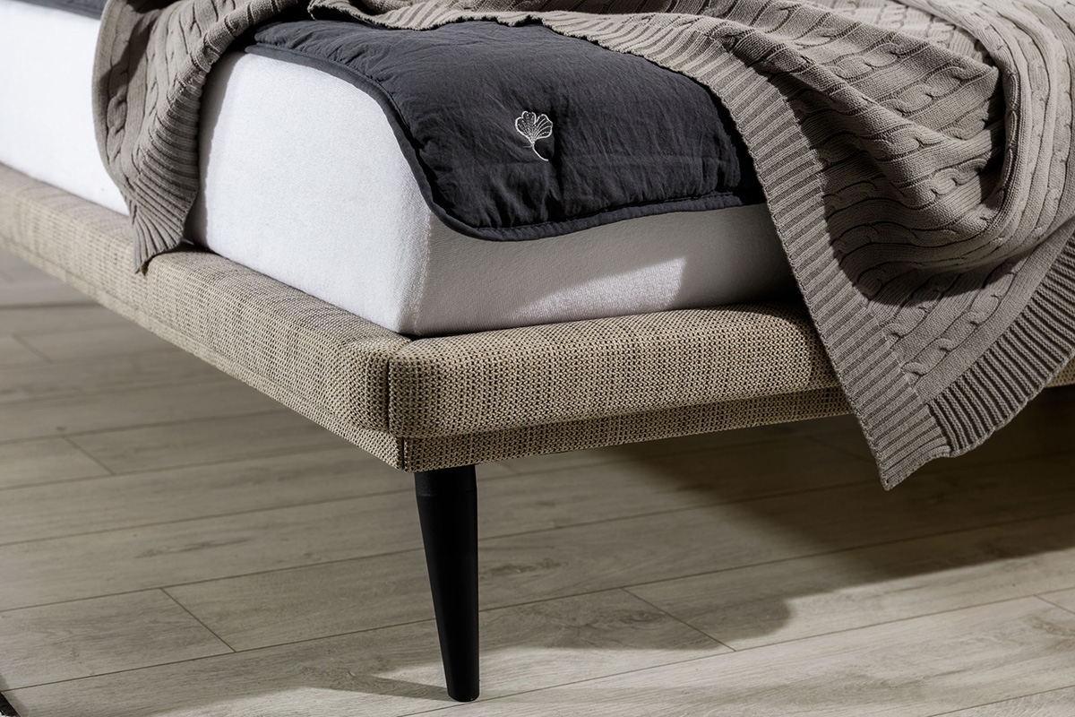 Manželská posteľ Prato 140x200 s roštom Posteľ čalúnená Prato 140x200 ze stelazem - solidne nozki