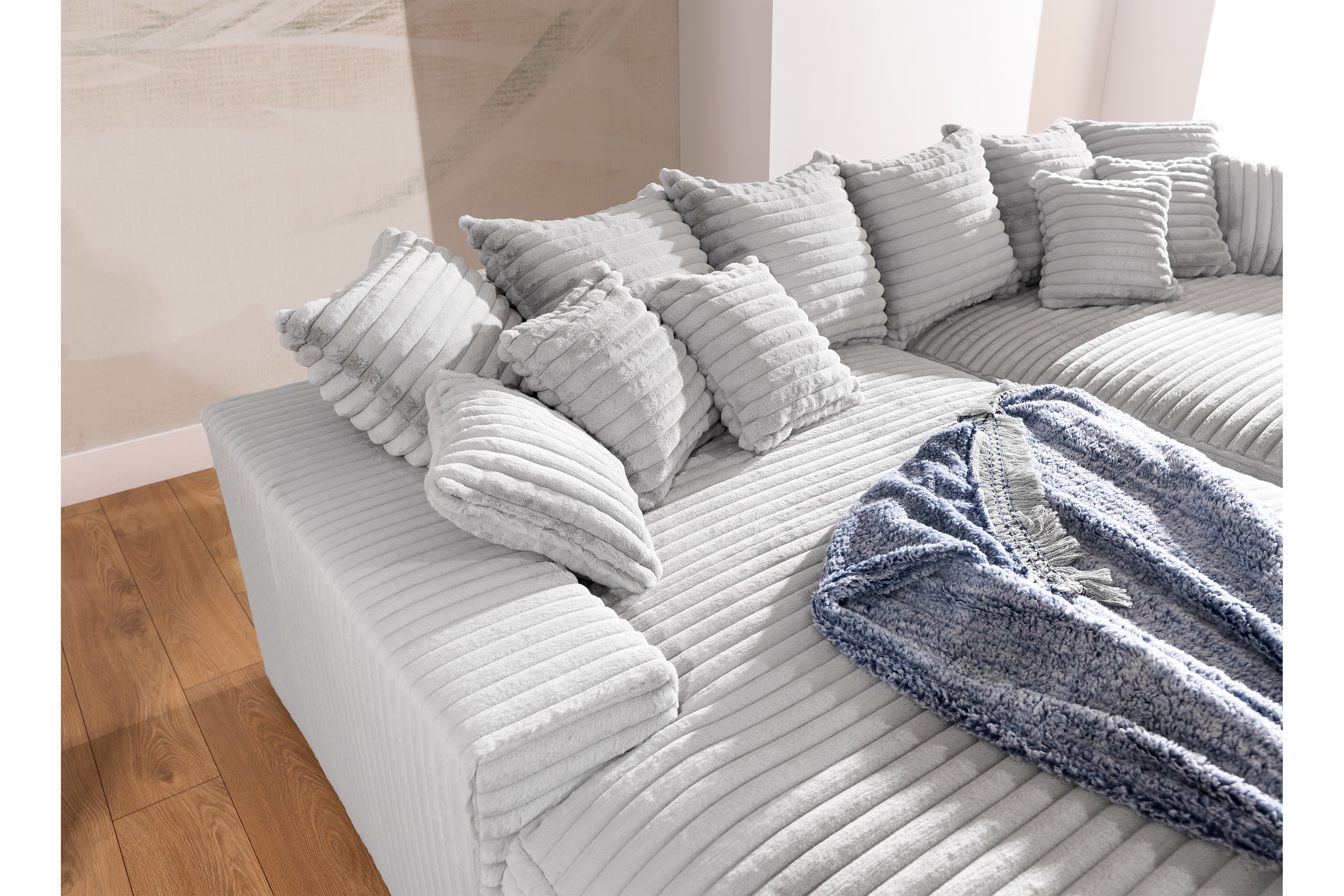 Pohovka Warmi s hlbokým sedákom - sivý plyš Tilia 83 Pohovka do obývacej izby Warmi z glebokim siedziskiem - šedý plusz 83