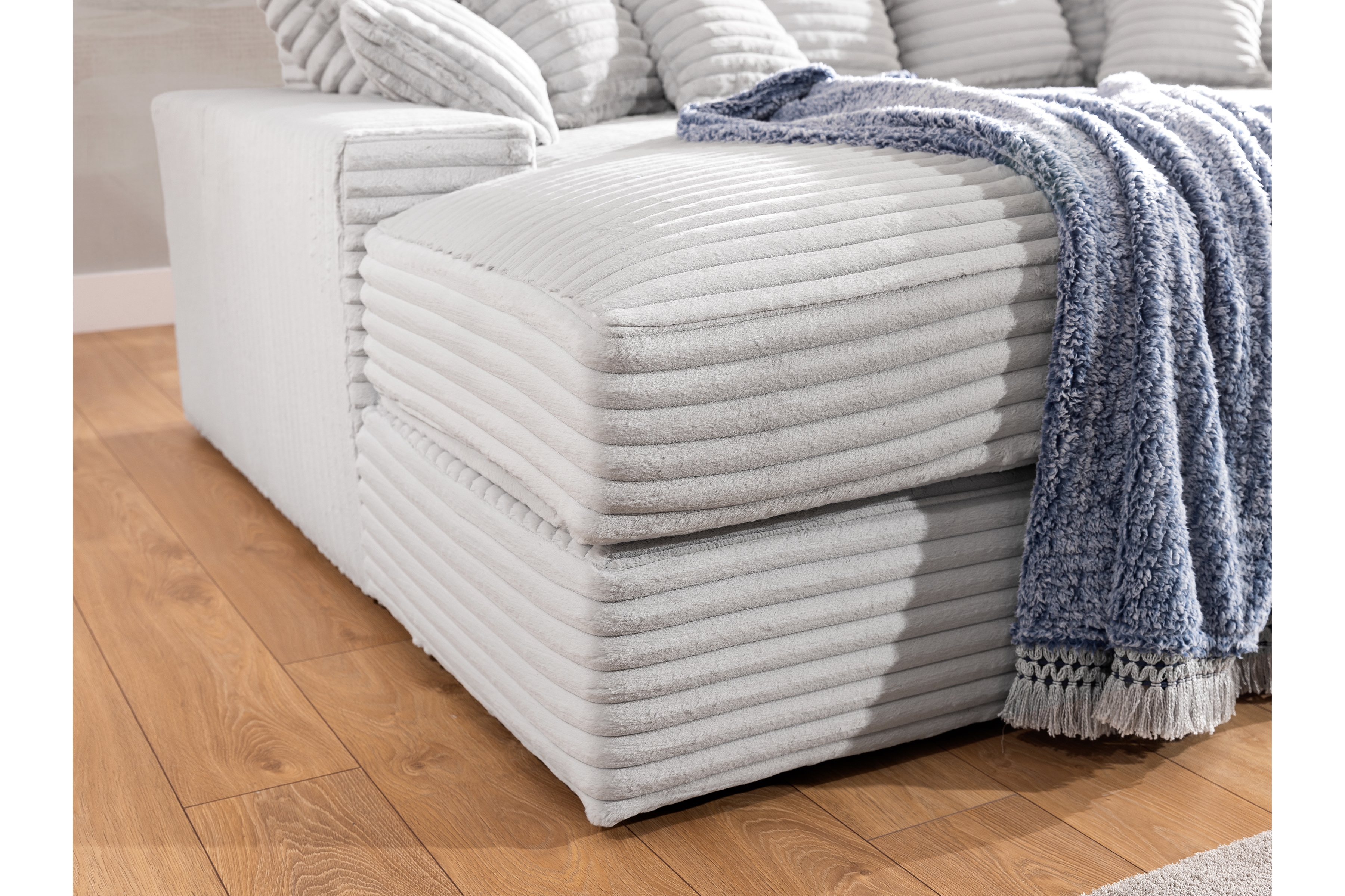 Pohovka Warmi s hlbokým sedákom - sivý plyš Tilia 83 Pohovka do obývacej izby Warmi z glebokim siedziskiem - šedý plusz 83