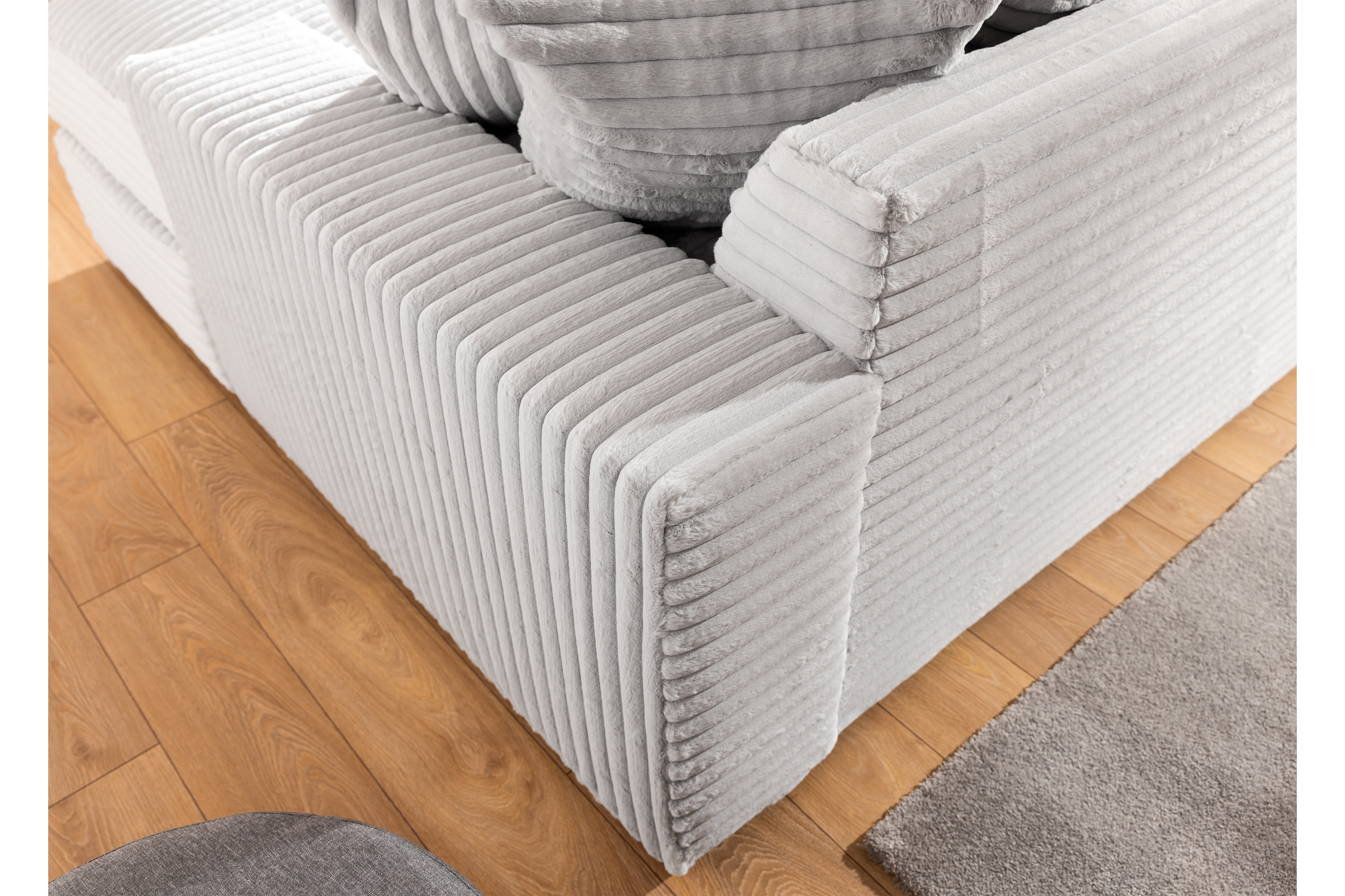 Pohovka Warmi s hlbokým sedákom - sivý plyš Tilia 83 Pohovka do obývacej izby Warmi z glebokim siedziskiem - šedý plusz 83