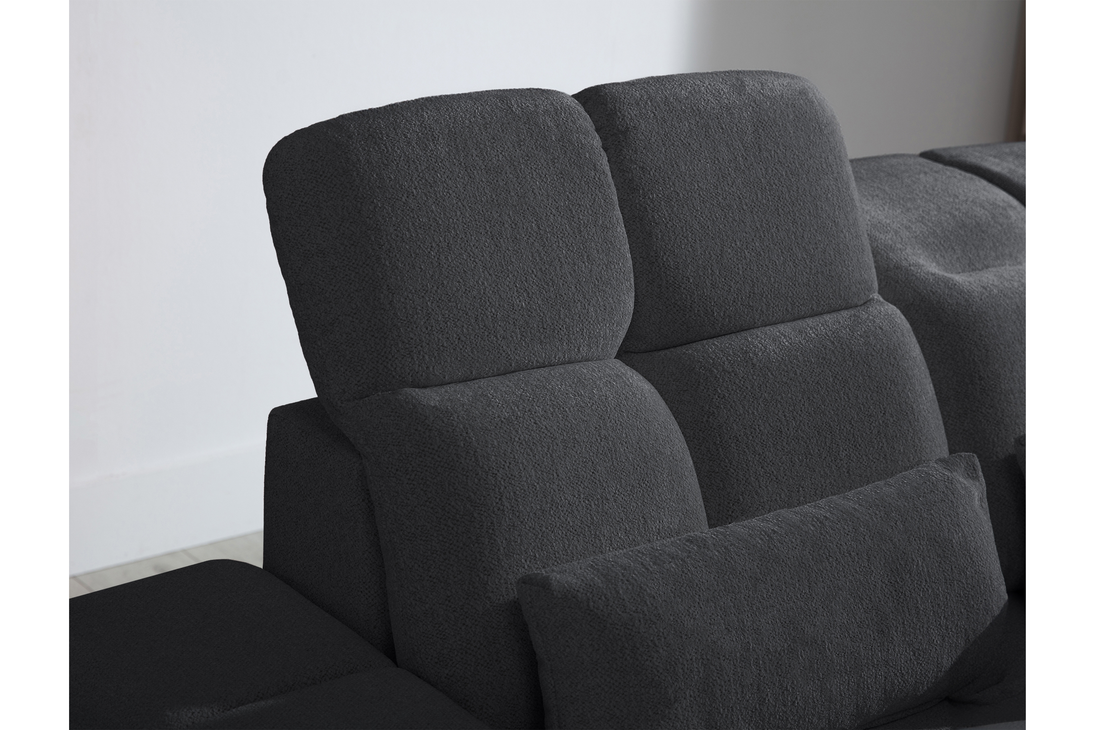 Elektrická dvoumístná pohovka Magnelio II - šedá bouclé Raven 16 Pohovka dvoumístná z elektricky wysuwanym sedadlem Magnelio II - šedá boucla Raven 16