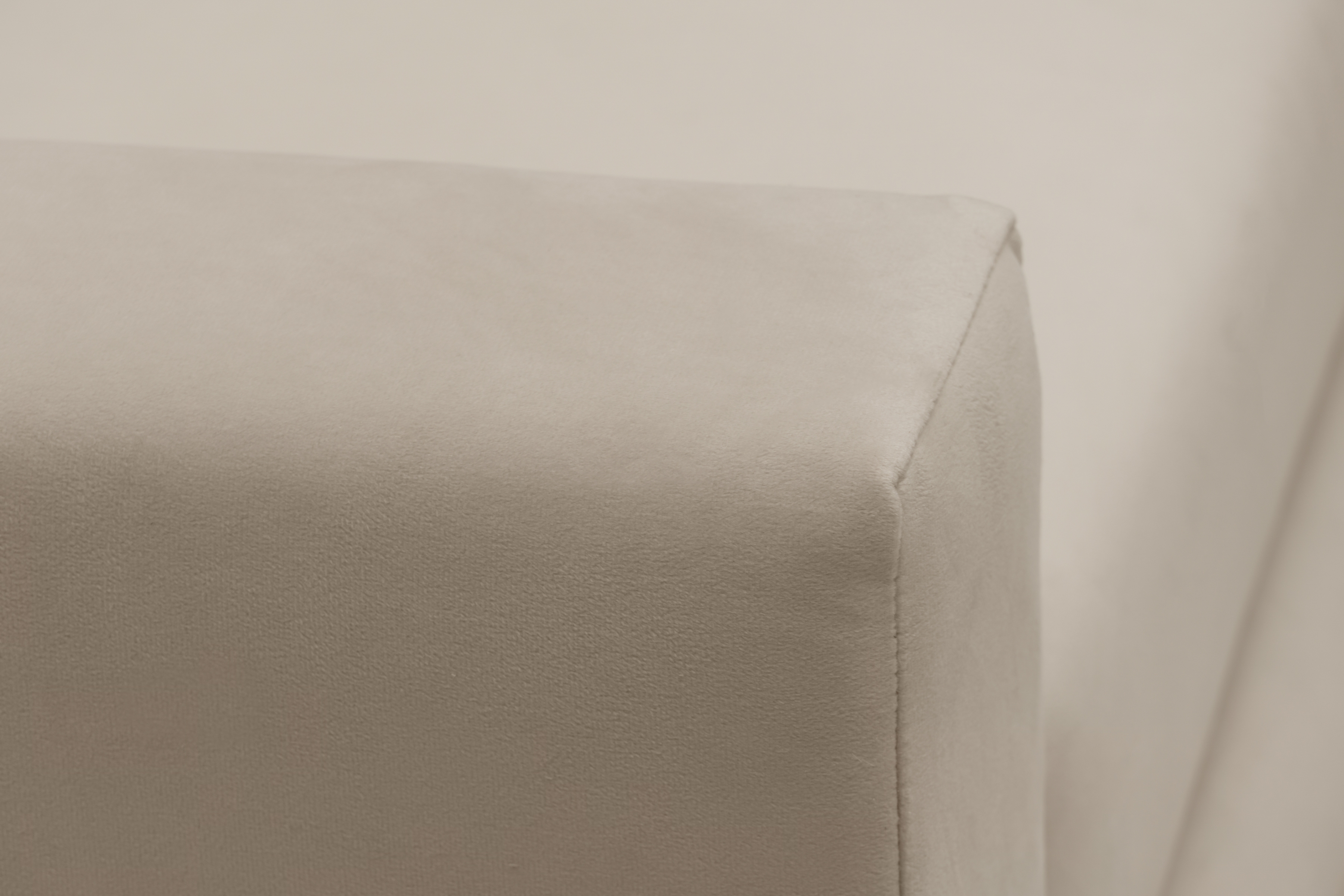 Rozkladacia dvojpohovka Anafia s úložným priestorom - béžový zamat Velluto 2 Pohovka rozkladana pre 2 osoby s úložným priestorom Anafia - béžový zamat Velluto 2 