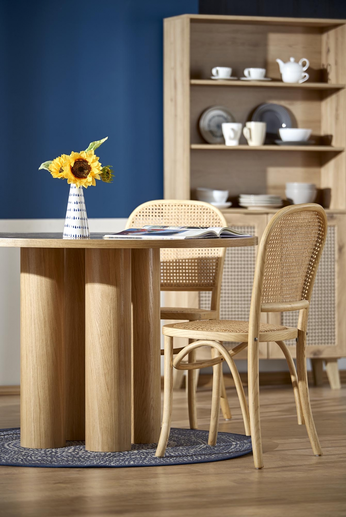 Jedálenský set Gravon so 4 drevenými stoličkami Ilian - dub prírodný Stôl okragly Gravon z czterema krzeslami drewnianymi Ilian - Dub prírodné 