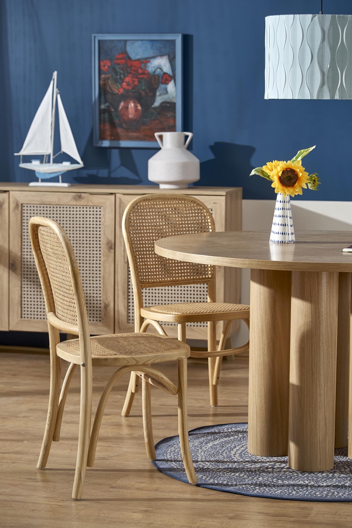 Jedálenský set Gravon so 4 drevenými stoličkami Ilian - dub prírodný Stôl okragly Gravon z czterema krzeslami drewnianymi Ilian - Dub prírodné 