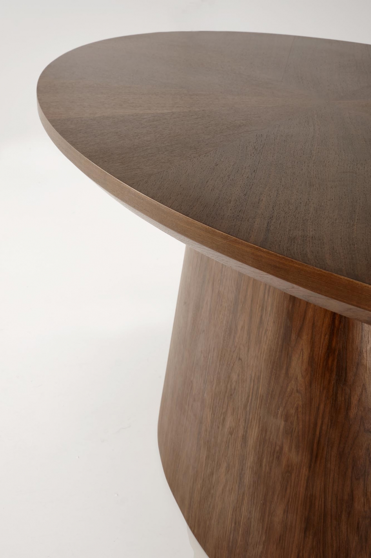 Oválny jedálenský set Lunver + 4 čalúnené stoličky Fioren – orech / sivý šenil Aragon 97 / orechové nožičky Stôl owalny Lunver z czterema krzeslami tapicerowanymi Fioren - Orech / Popolový šenil Aragon 97 / Orech 