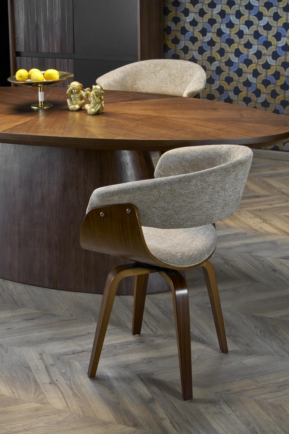 Oválny jedálenský set Lunver + 4 čalúnené stoličky Fioren – orech / sivý šenil Aragon 97 / orechové nožičky Stôl owalny Lunver z czterema krzeslami tapicerowanymi Fioren - Orech / Popolový šenil Aragon 97 / Orech 