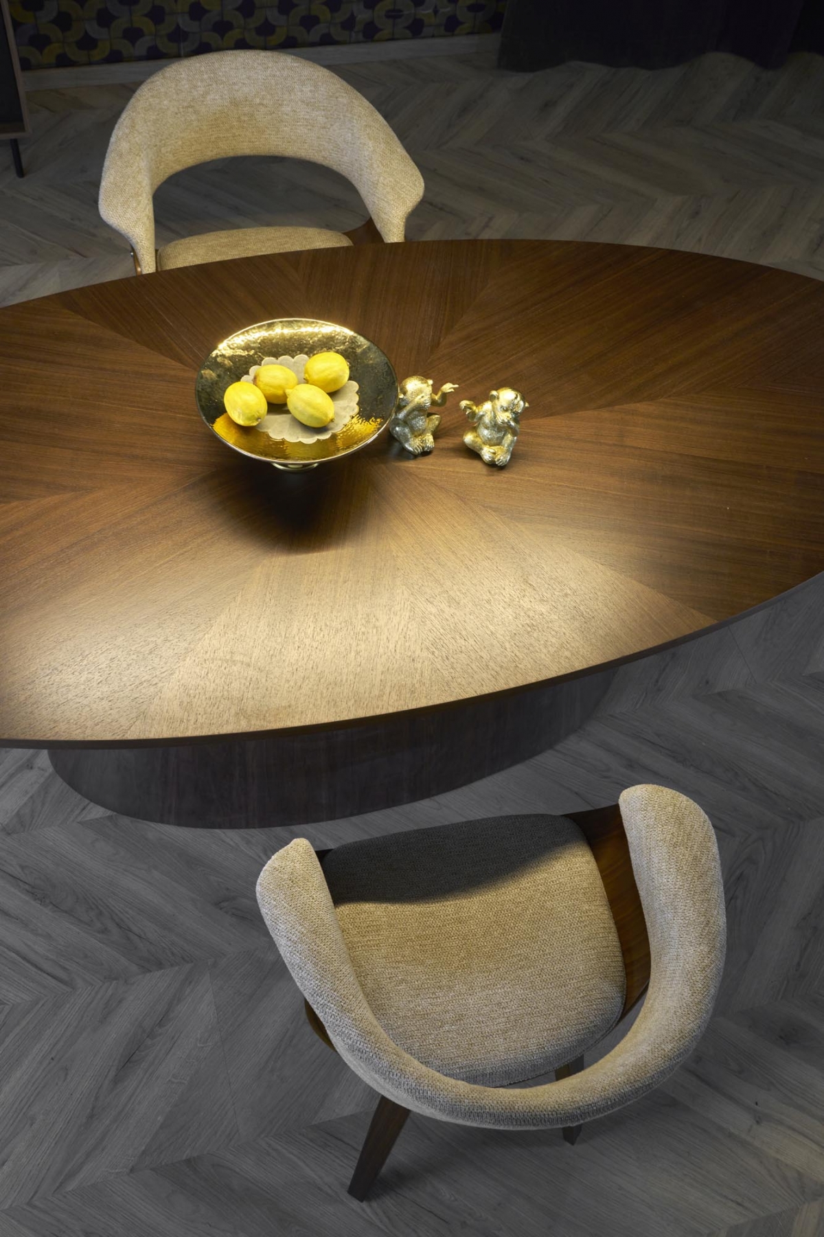 Oválny jedálenský set Lunver + 4 čalúnené stoličky Fioren – orech / sivý šenil Aragon 97 / orechové nožičky Stôl owalny Lunver z czterema krzeslami tapicerowanymi Fioren - Orech / Popolový šenil Aragon 97 / Orech 