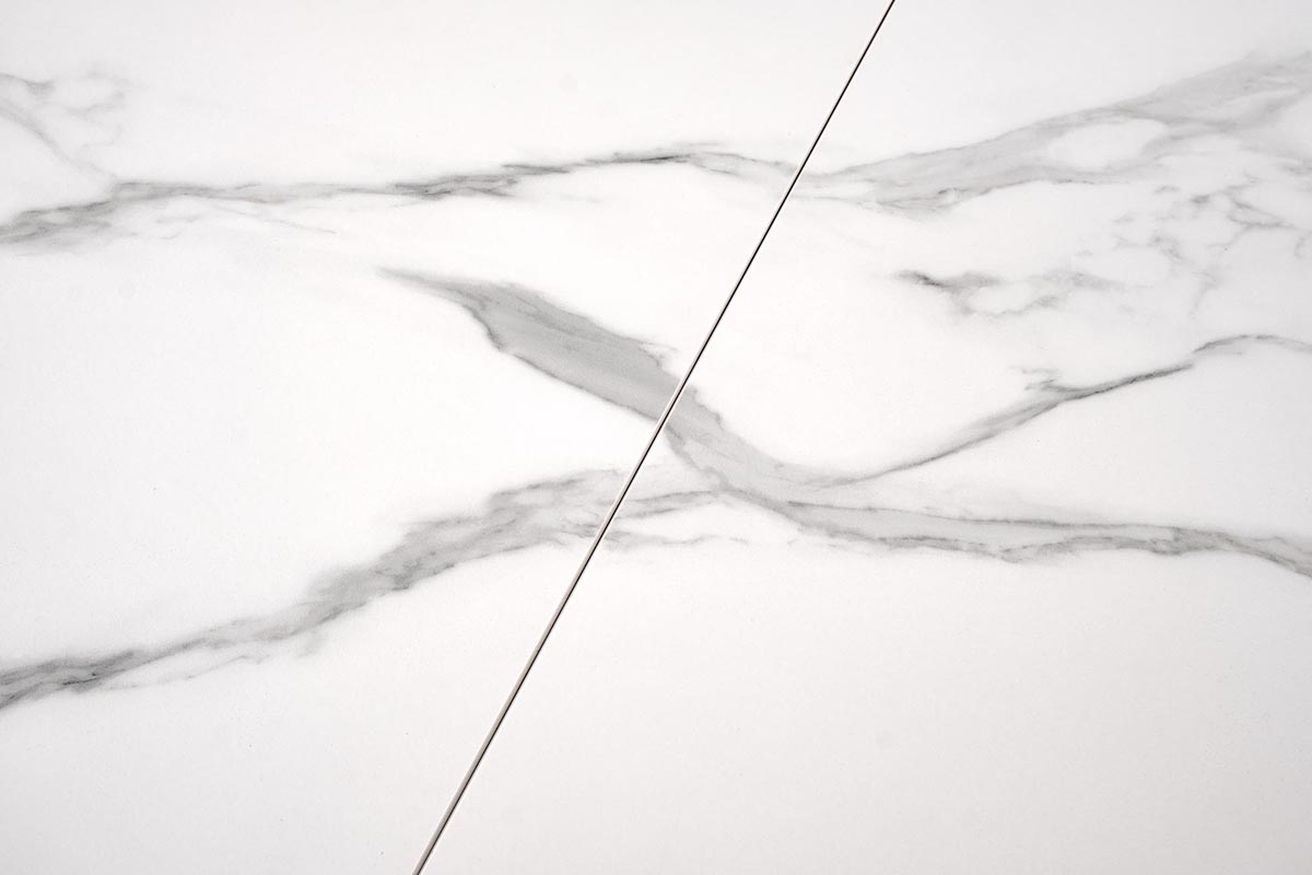 Jedálenská zostava Estavio Nolvari 4+1 – biely mramor / krémové buklé Stôl rozkladany Nolvari z czterema tapicerowanymi krzeslami Estavio - Biely mramor / boucle Krémový 