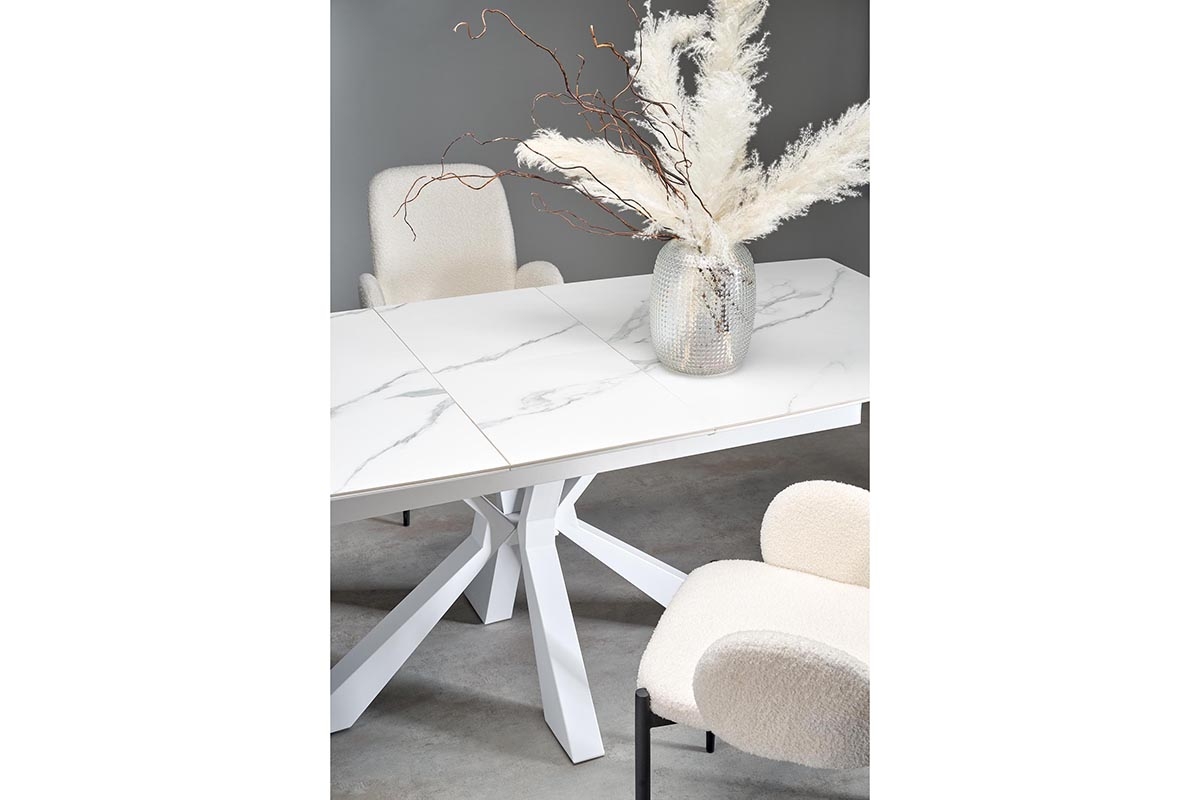 Jedálenská zostava Estavio Nolvari 4+1 – biely mramor / krémové buklé Stôl rozkladany Nolvari z czterema tapicerowanymi krzeslami Estavio - Biely mramor / boucle Krémový 