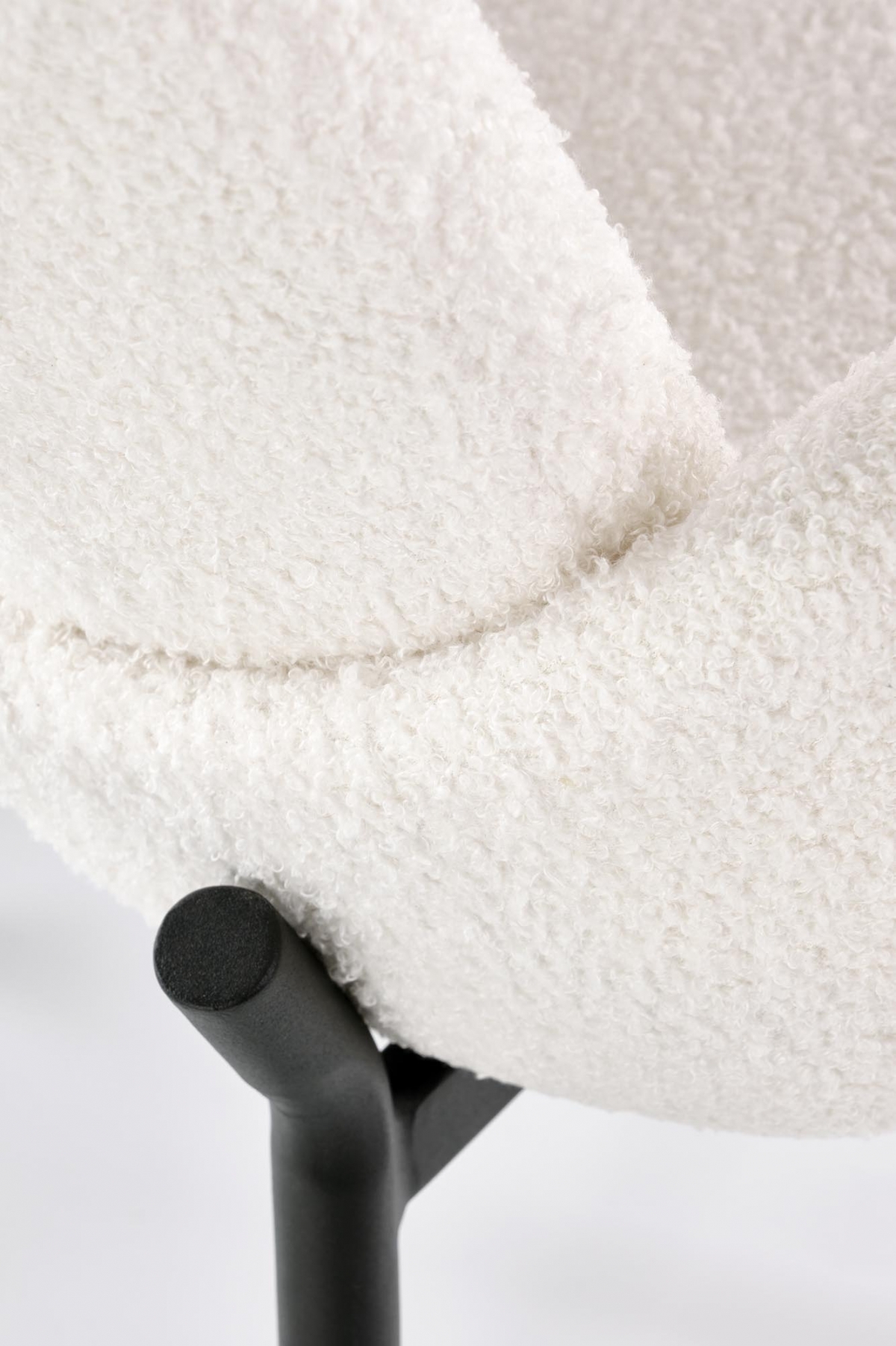 Jedálenská zostava Estavio Nolvari 4+1 – biely mramor / krémové buklé Stôl rozkladany Nolvari z czterema tapicerowanymi krzeslami Estavio - Biely mramor / boucle Krémový 