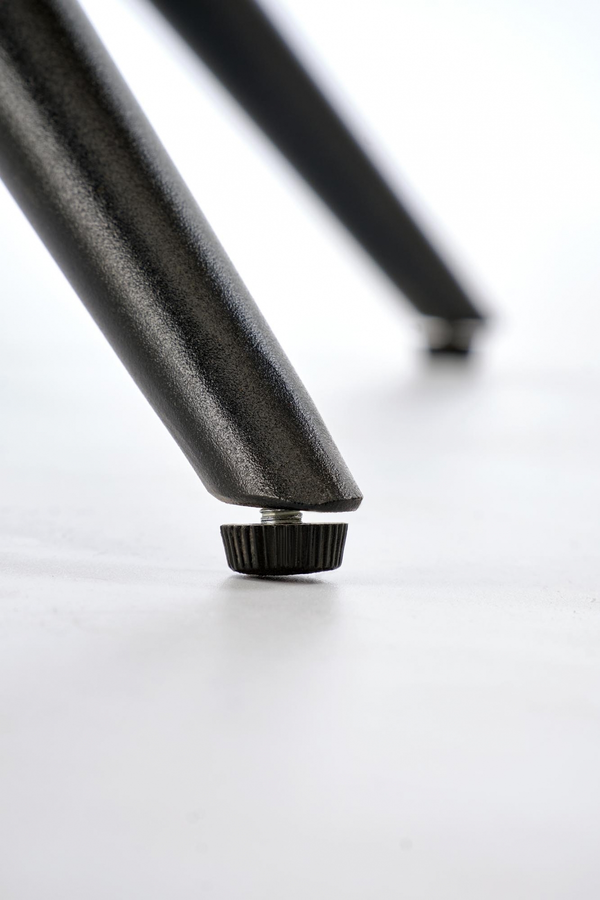 Jídelní set stůl Selvio + 4 židle Denaro - černá / hnědá Stůl rozkladany Selvio se čtyřmi krzeslami tapicerowanymi Denaro - černá / hnědá 