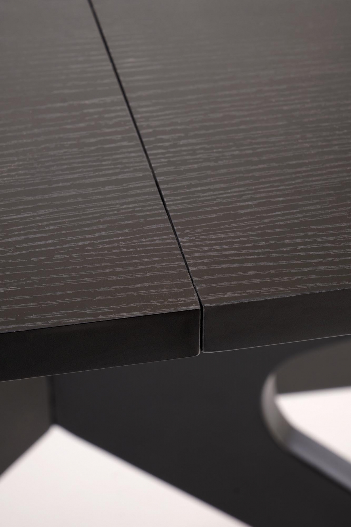 Jídelní set stůl Selvio + 4 židle Denaro - černá / hnědá Stůl rozkladany Selvio se čtyřmi krzeslami tapicerowanymi Denaro - černá / hnědá 