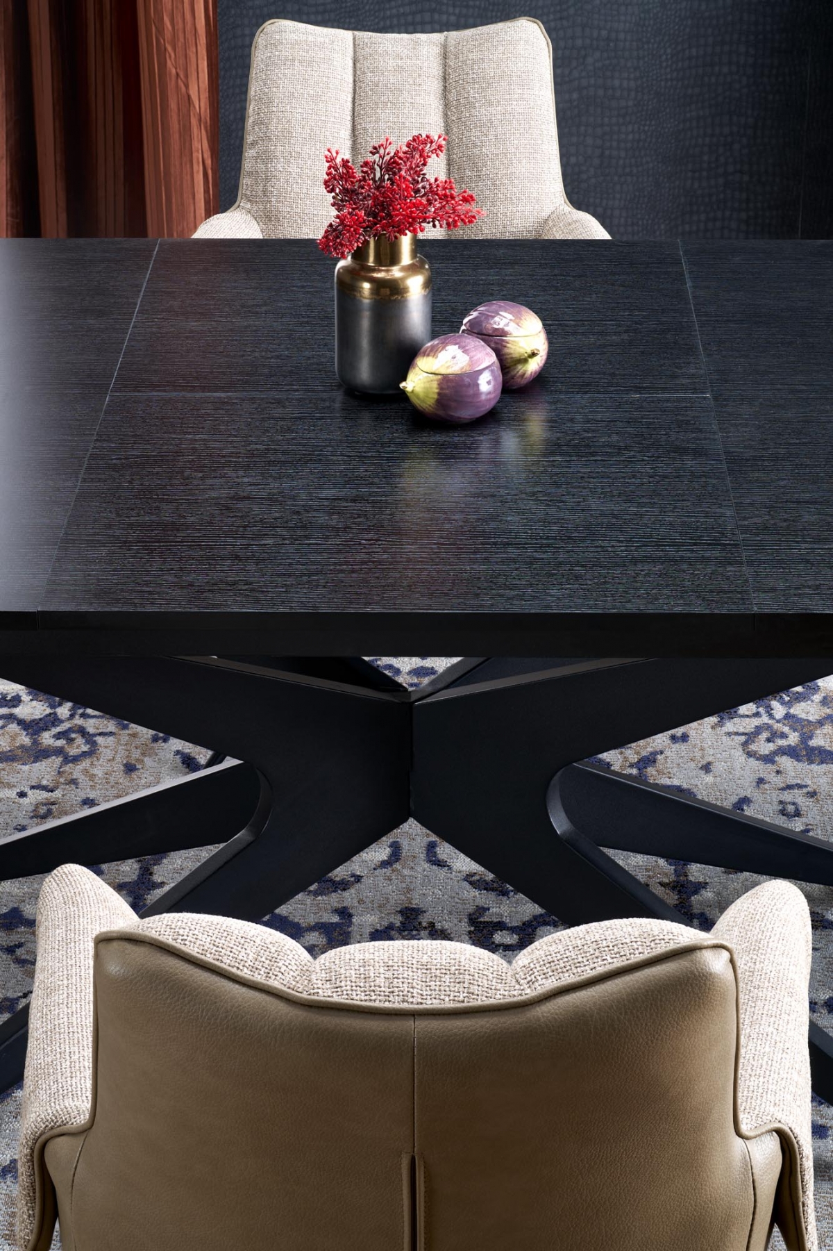 Jídelní set stůl Selvio + 4 židle Denaro - černá / hnědá Stůl rozkladany Selvio se čtyřmi krzeslami tapicerowanymi Denaro - černá / hnědá 