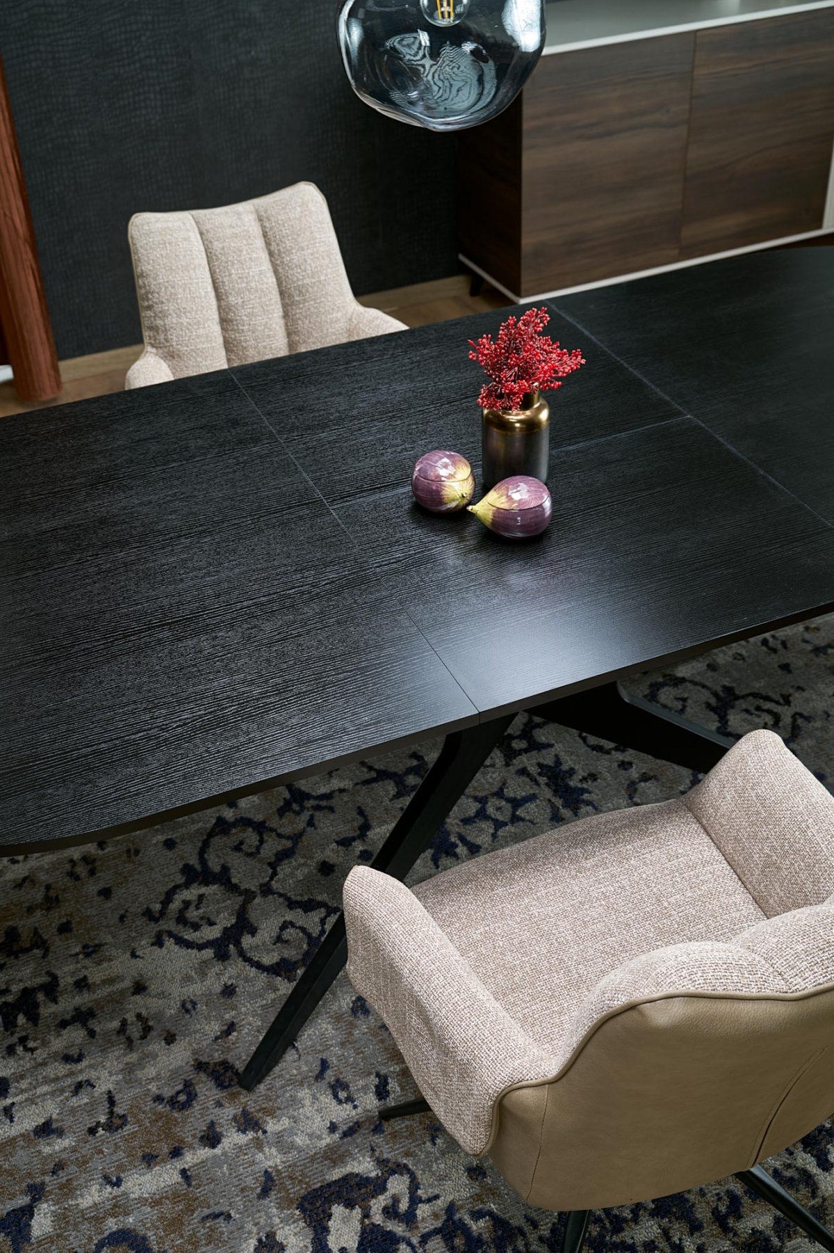 Jídelní set stůl Selvio + 4 židle Denaro - černá / hnědá Stůl rozkladany Selvio se čtyřmi krzeslami tapicerowanymi Denaro - černá / hnědá 