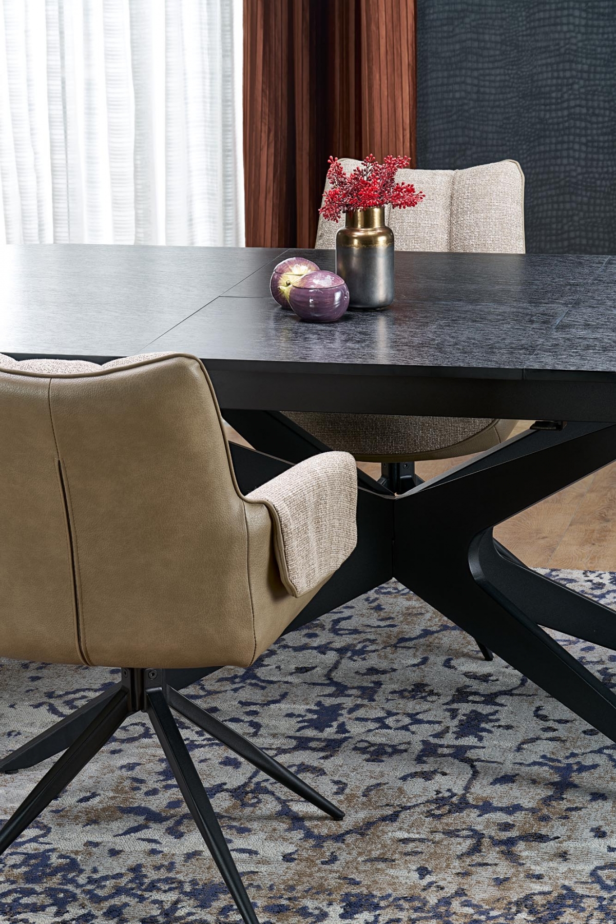 Jídelní set stůl Selvio + 4 židle Denaro - černá / hnědá Stůl rozkladany Selvio se čtyřmi krzeslami tapicerowanymi Denaro - černá / hnědá 