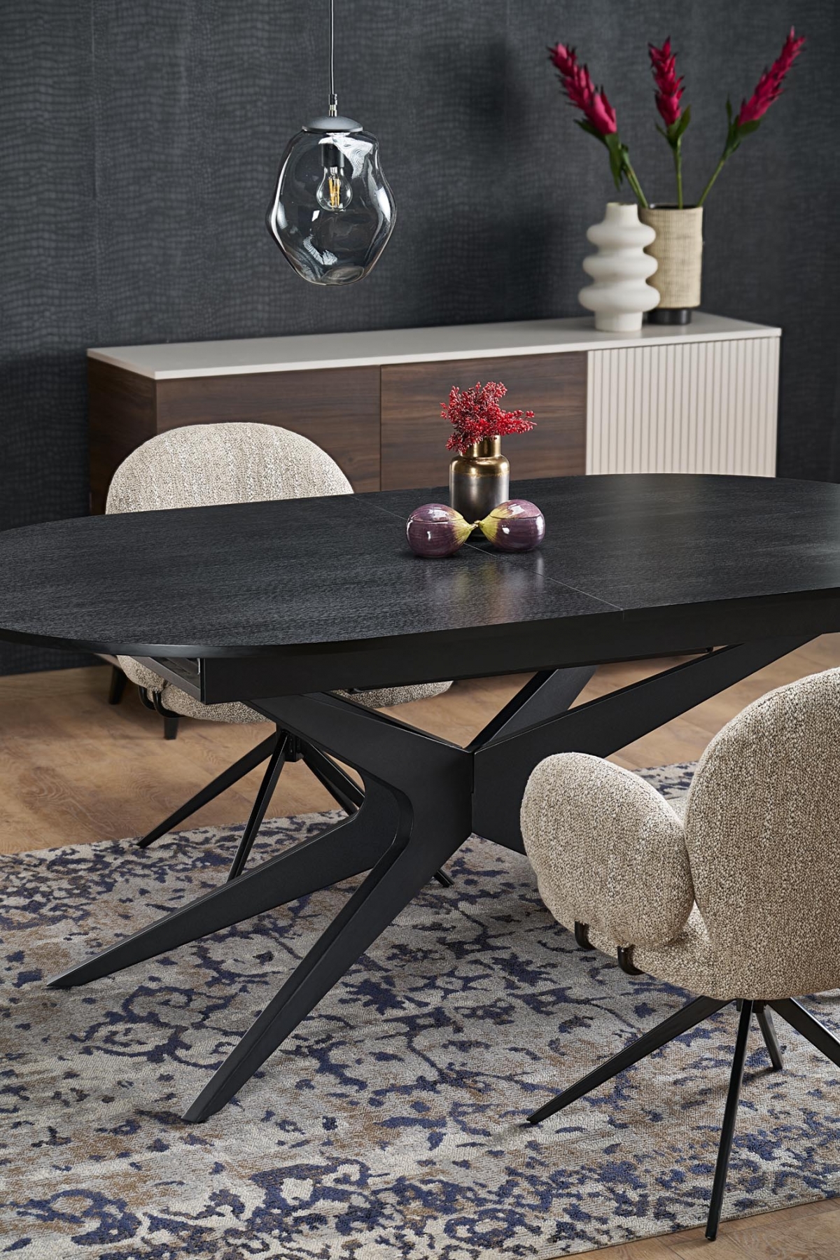 Jídelní set stůl Selvio + 4 židle Olton - černá / tmavě béžová Stůl rozkladany Selvio se čtyřmi krzeslami tapicerowanymi Olton - černá / tmavě béžová