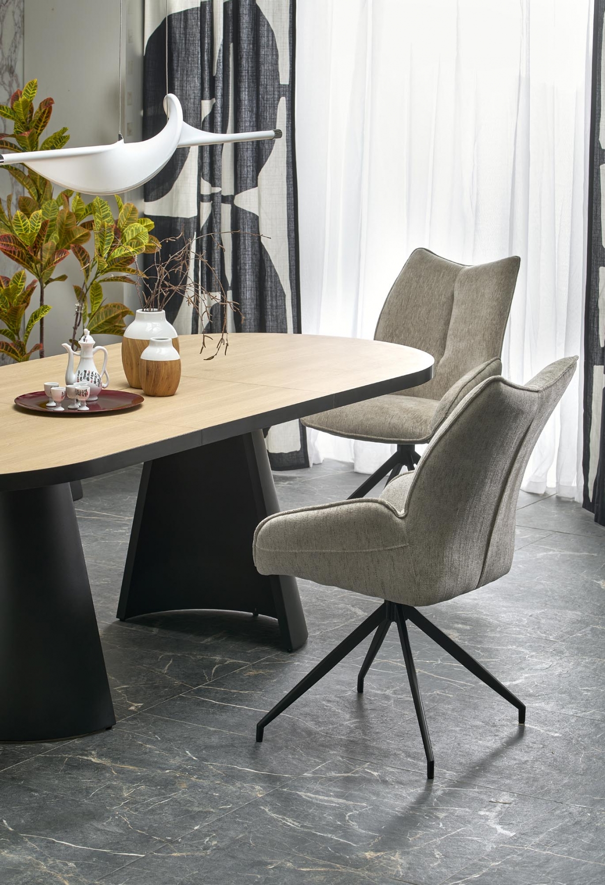 Jídelní set stůl Zavio + 4 židle Arelis - přírodní / černá / béžová Stůl rozkladany Zavio se čtyřmi krzeslami tapicerowanymi Arelis  - přírodní/černé nožičky/béžová