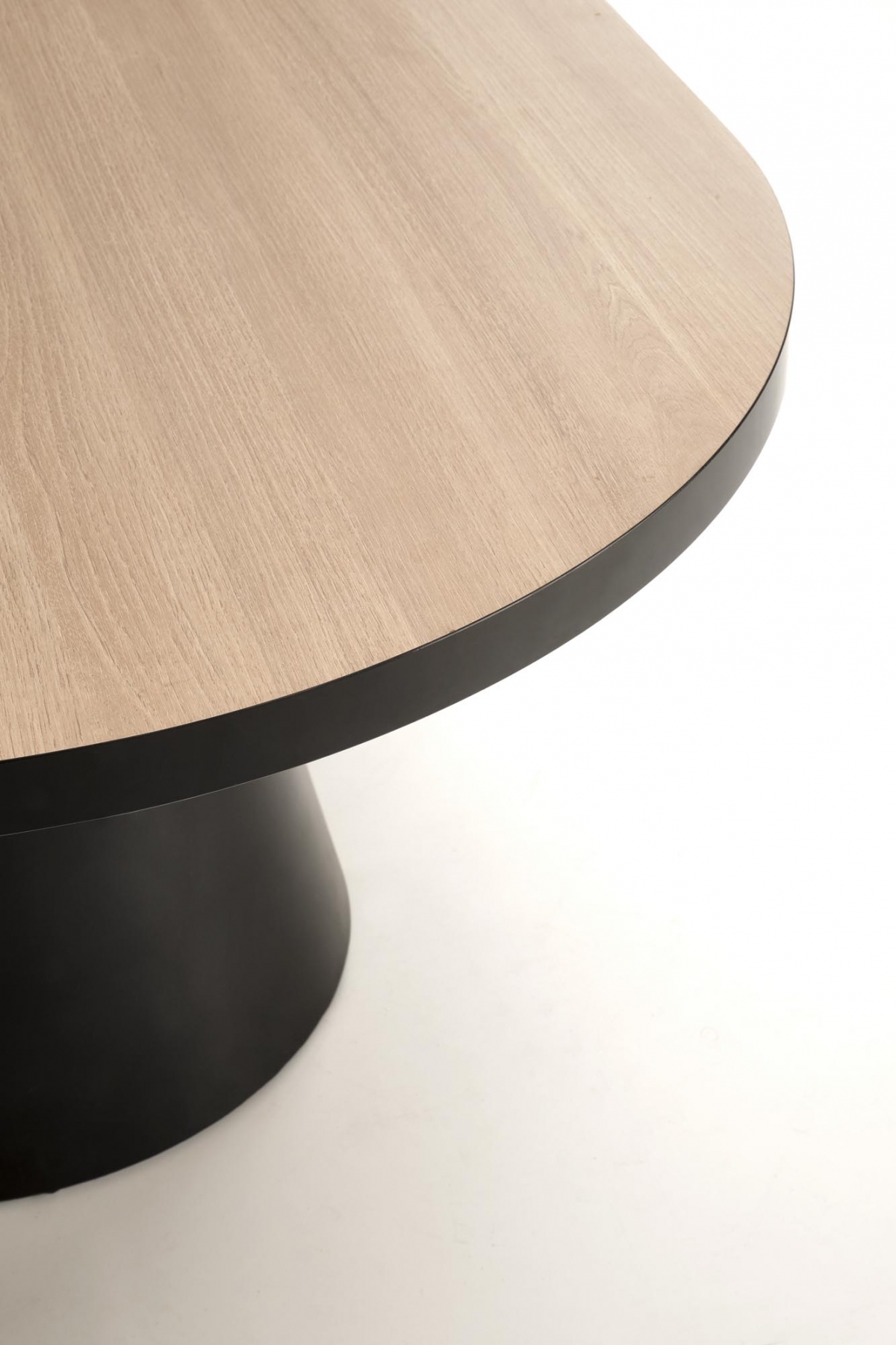 Jídelní set stůl Zavio + 4 židle Arelis - přírodní / černá / béžová Stůl rozkladany Zavio se čtyřmi krzeslami tapicerowanymi Arelis  - přírodní/černé nožičky/béžová