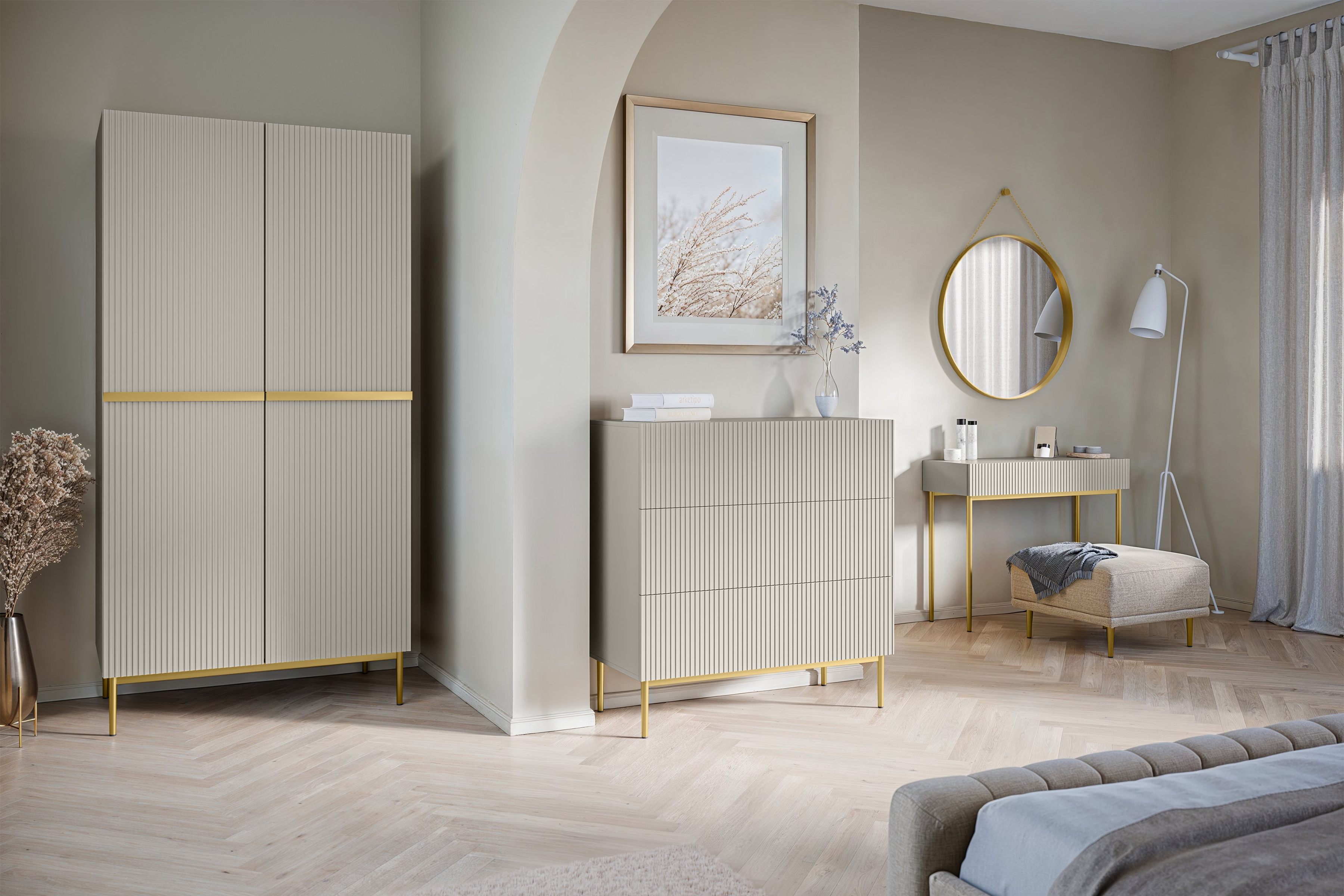 Skriňa Nicole s ukrytými zásuvkami a kovovými nožičkami 100 cm - kašmírová / zlaté nožičky Skriňa Nicole 100 cm so zásuvkami i metalowymi nogami - kašmír / zlote nozki