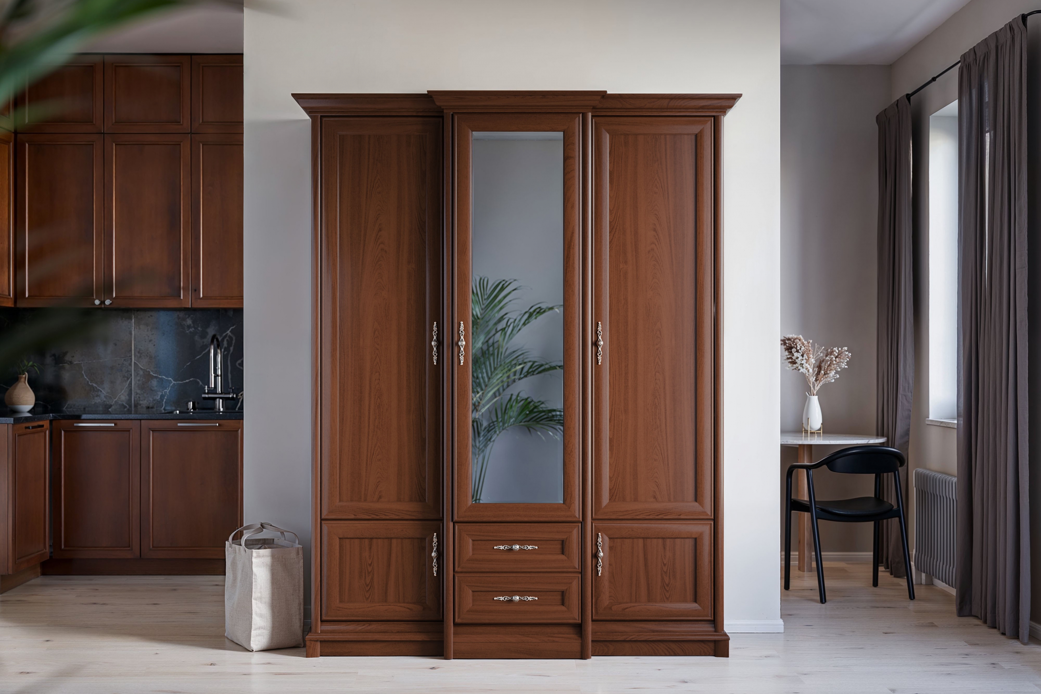 Skříň Sonata 180 cm se zrcadlem - kaštan šlechetný skříň Sonata z zrcadlem 180 cm - kaštan szlachetny