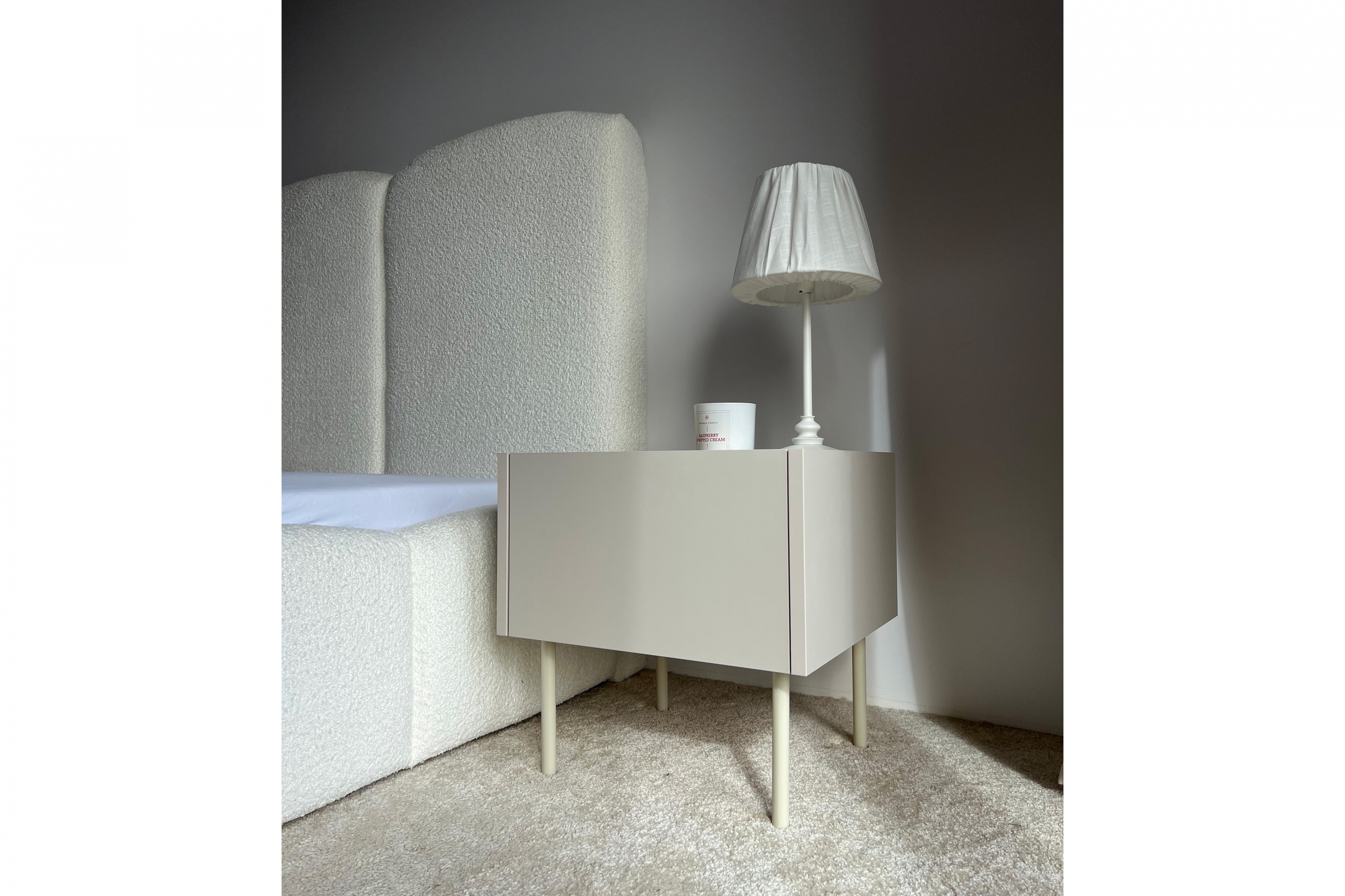 Noční stolek Desin 45 cm - kašmír / dub nagano Noční stolek Desin 45 cm z szuflada i metalowymi nogami - kašmír / dub nagano