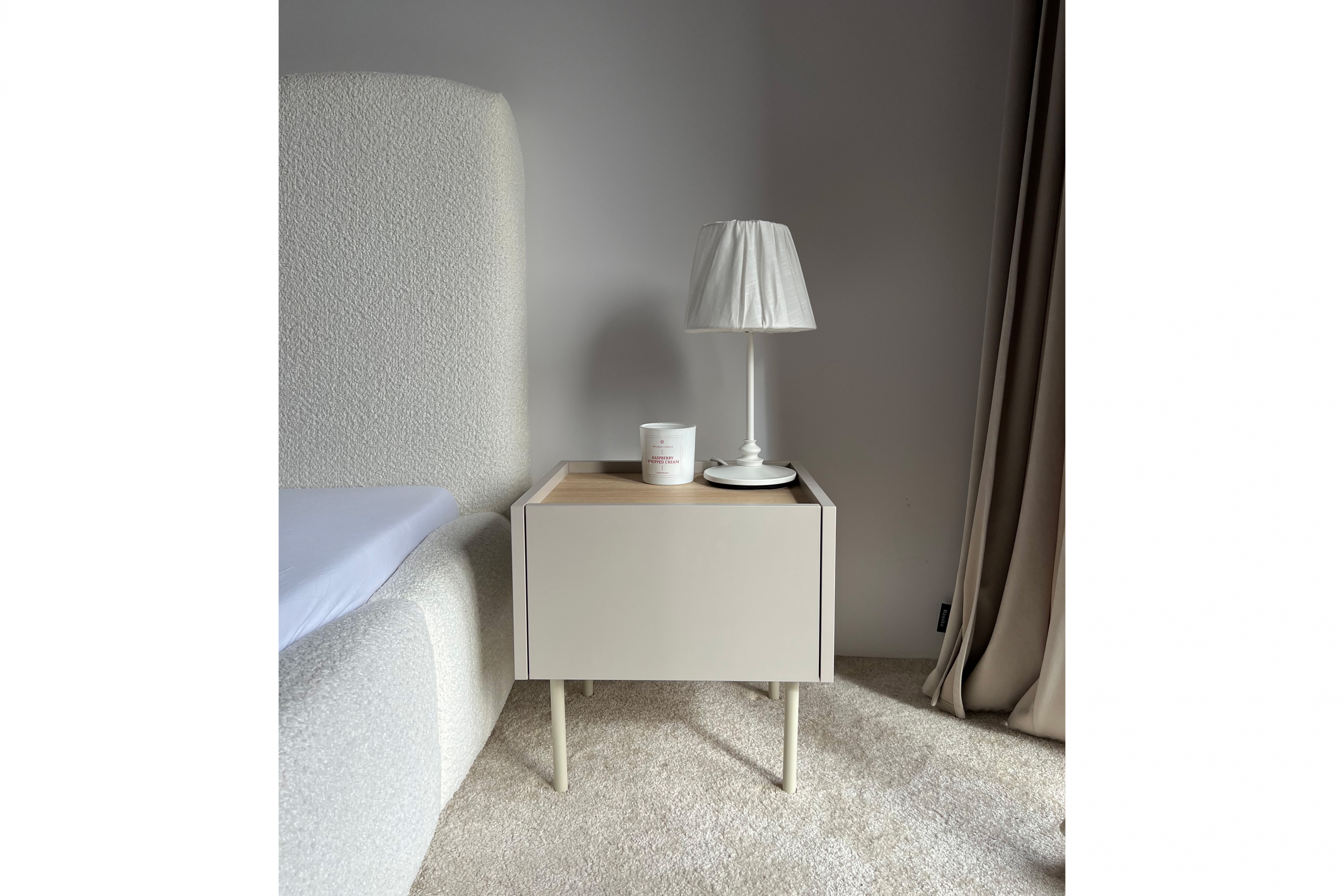 Noční stolek Desin 45 cm - kašmír / dub nagano Noční stolek Desin 45 cm z szuflada i metalowymi nogami - kašmír / dub nagano