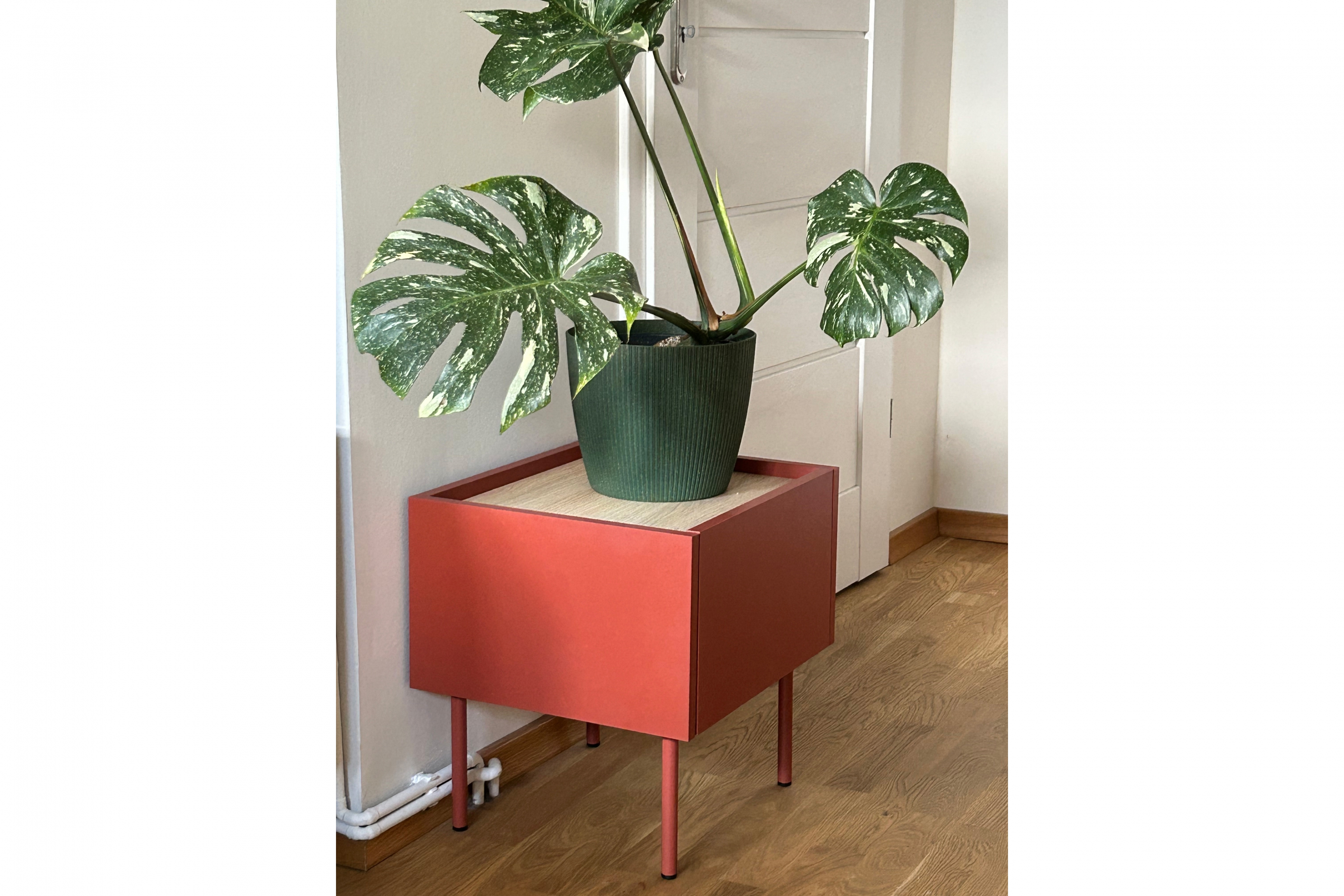 Noční stolek Desin 45 cm - ceramic red / dub nagano Noční stolek Desin z szuflada 45 cm - ceramic red / dub nagano