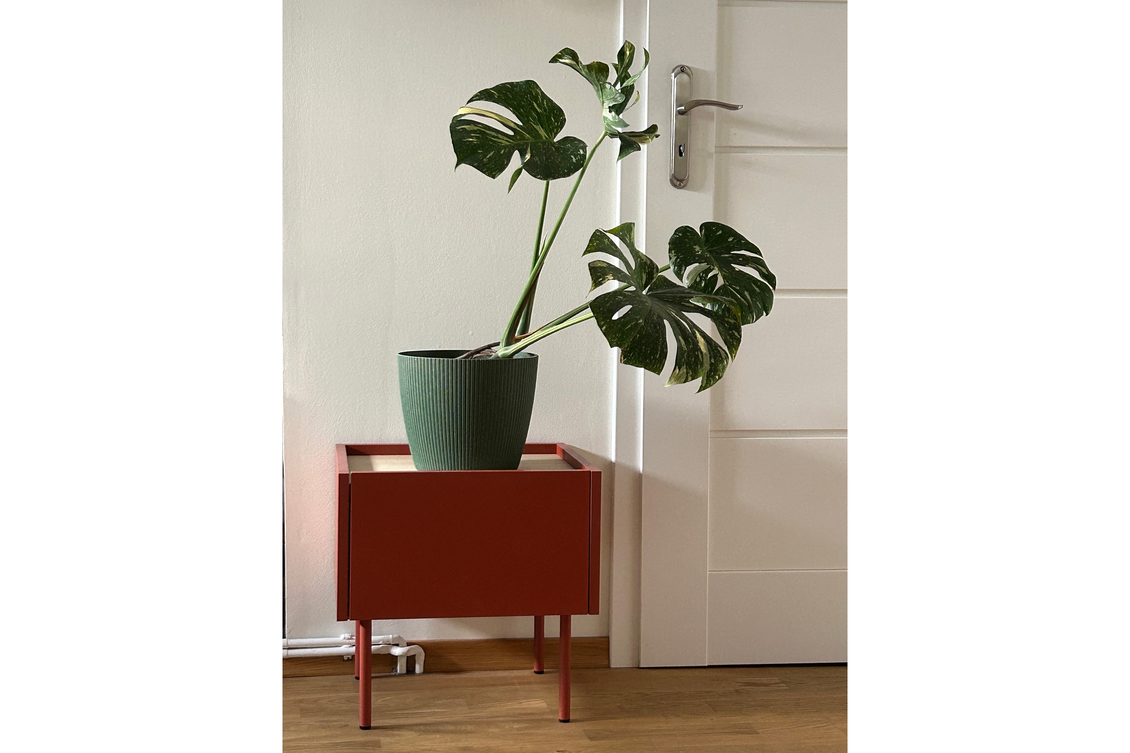 Noční stolek Desin 45 cm - ceramic red / dub nagano Noční stolek Desin z szuflada 45 cm - ceramic red / dub nagano