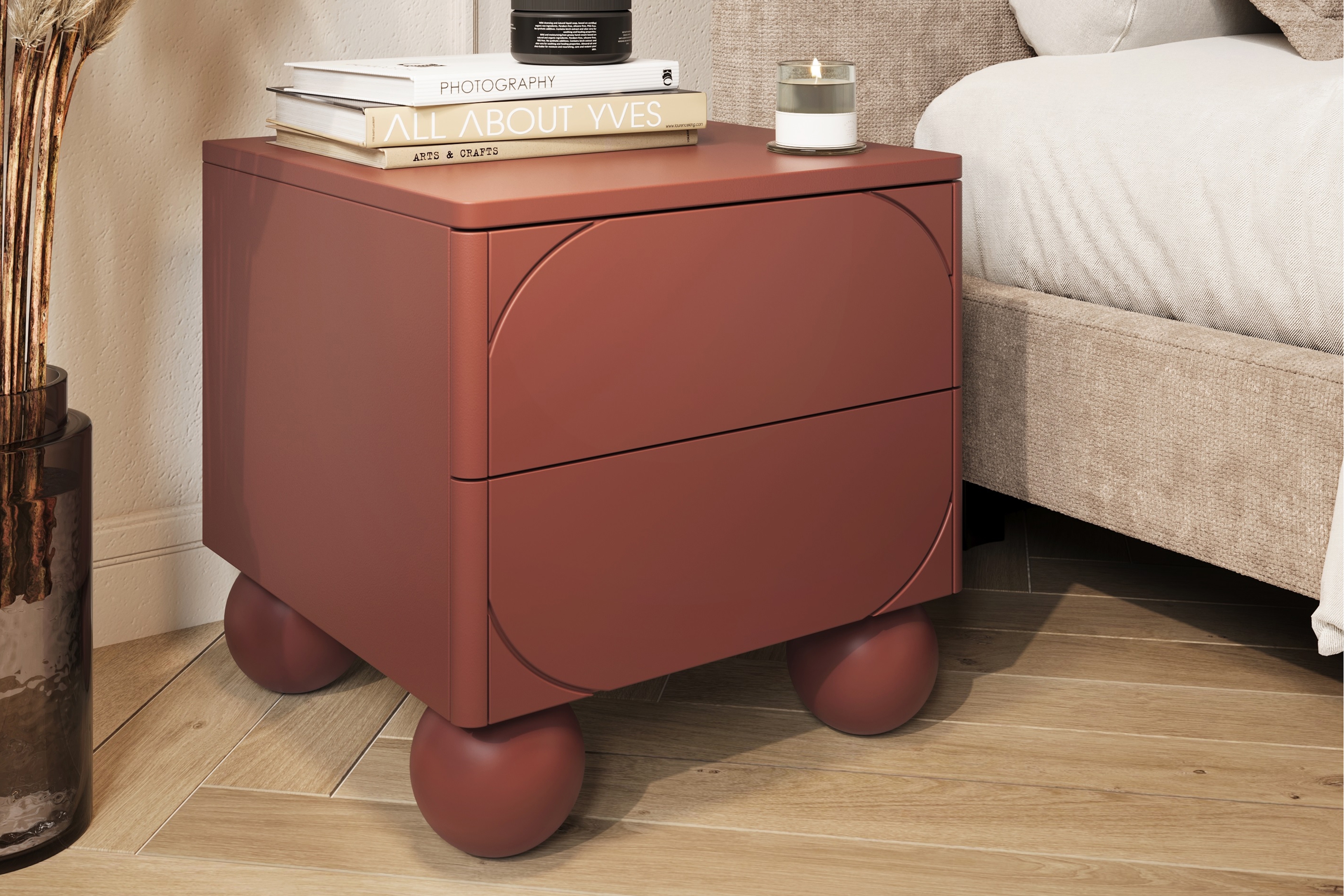 Noční stolek Sonatia II 45 cm na kulovitých nožkách - burgund Noční stolek z dwoma zásuvkami Sonatia II na nogach kulach 45 cm - burgund