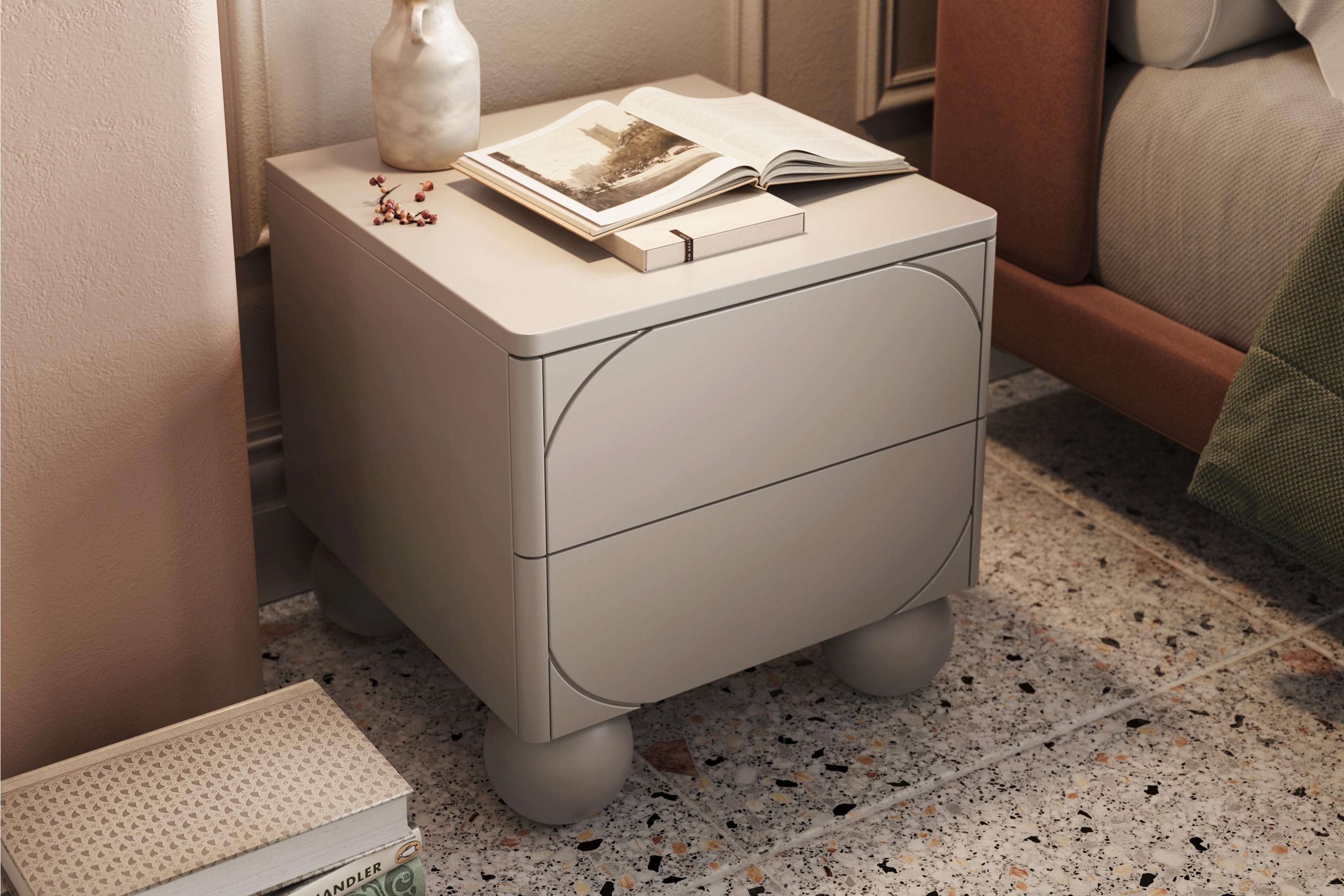 Noční stolek Sonatia II 45 cm na kulovitých nožkách - kašmírová Noční stolek z dwoma zásuvkami Sonatia II na nogach kulach 45 cm - kašmír
